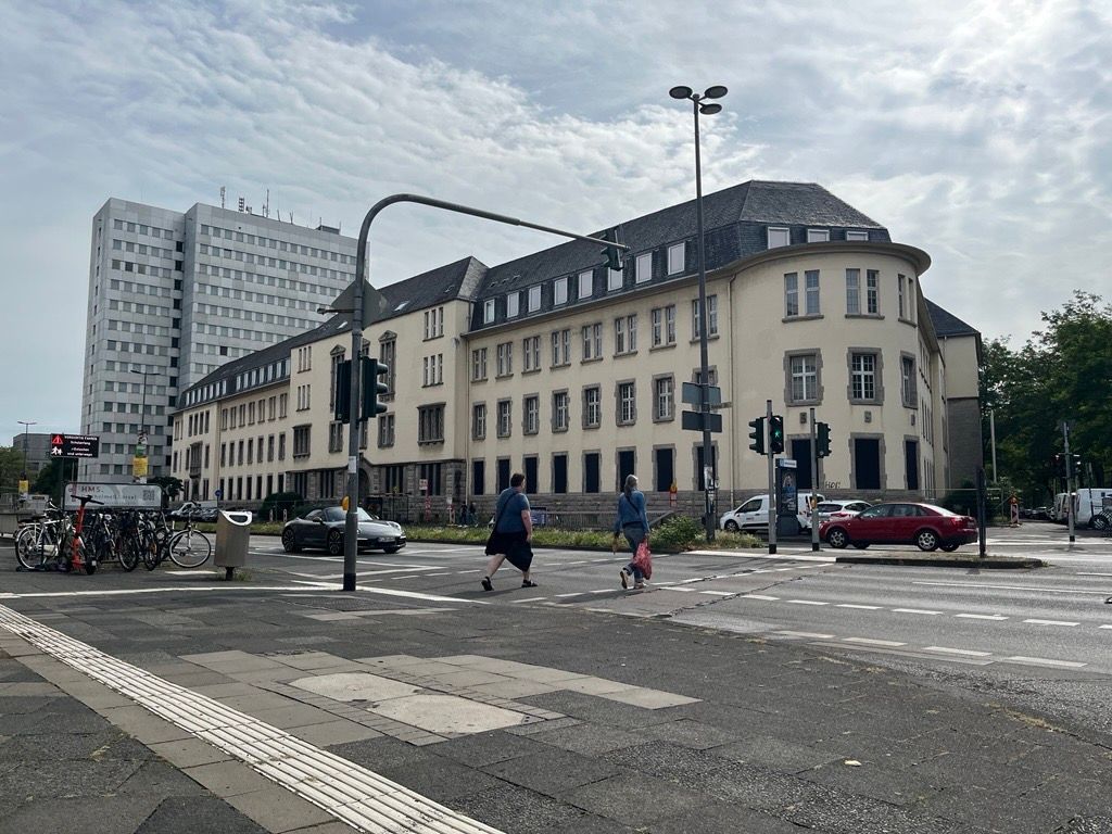 Blick auf die frühere OFD. Hinten ist das Hochhaus zu sehen.