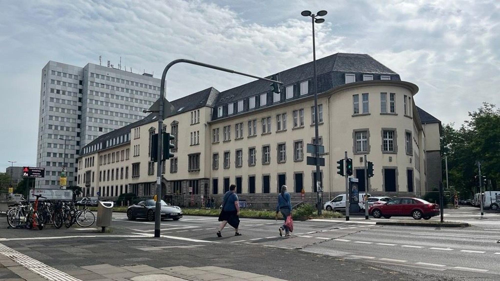 Blick auf die frühere OFD. Hinten ist das Hochhaus zu sehen.