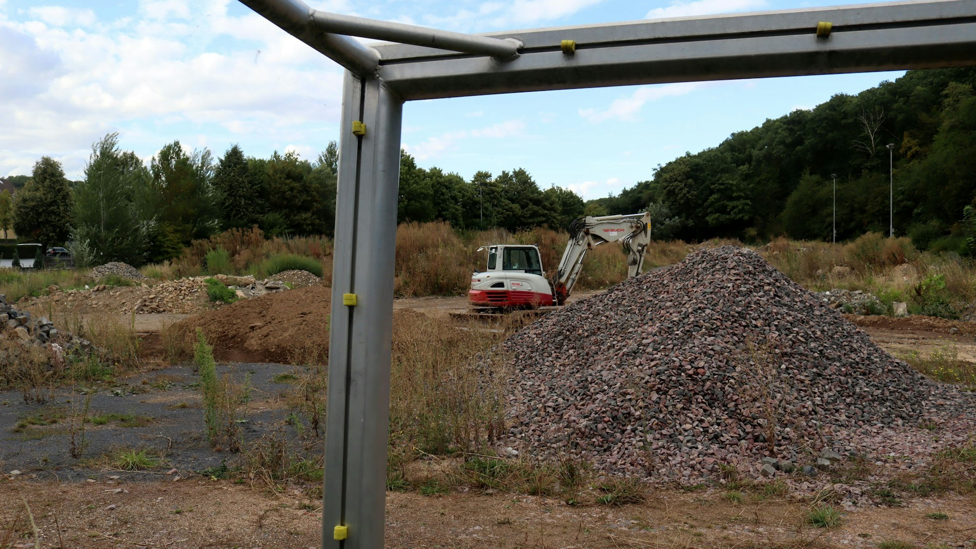 Auch mehr als vier Jahre nach der Flut hat sich auf dem Sportplatz in Bad Münstereifel nichts getan: Das Bild zeigt einen Bagger und einen Haufen Geröll.