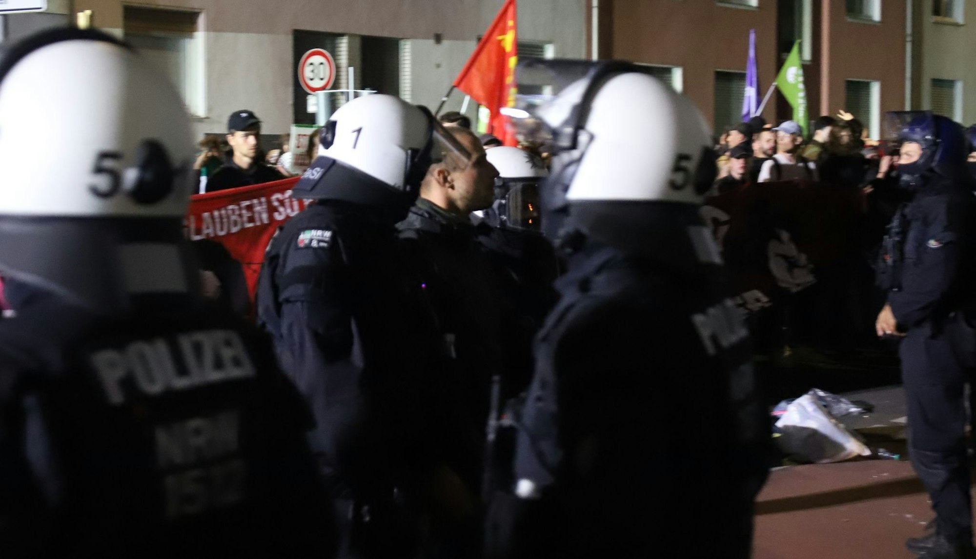 Bei der Demo am Samstag war es zu gewalttätigen Auseinandersetzungen zwischen Polizei und Demonstranten gekommen. (Archivbild)