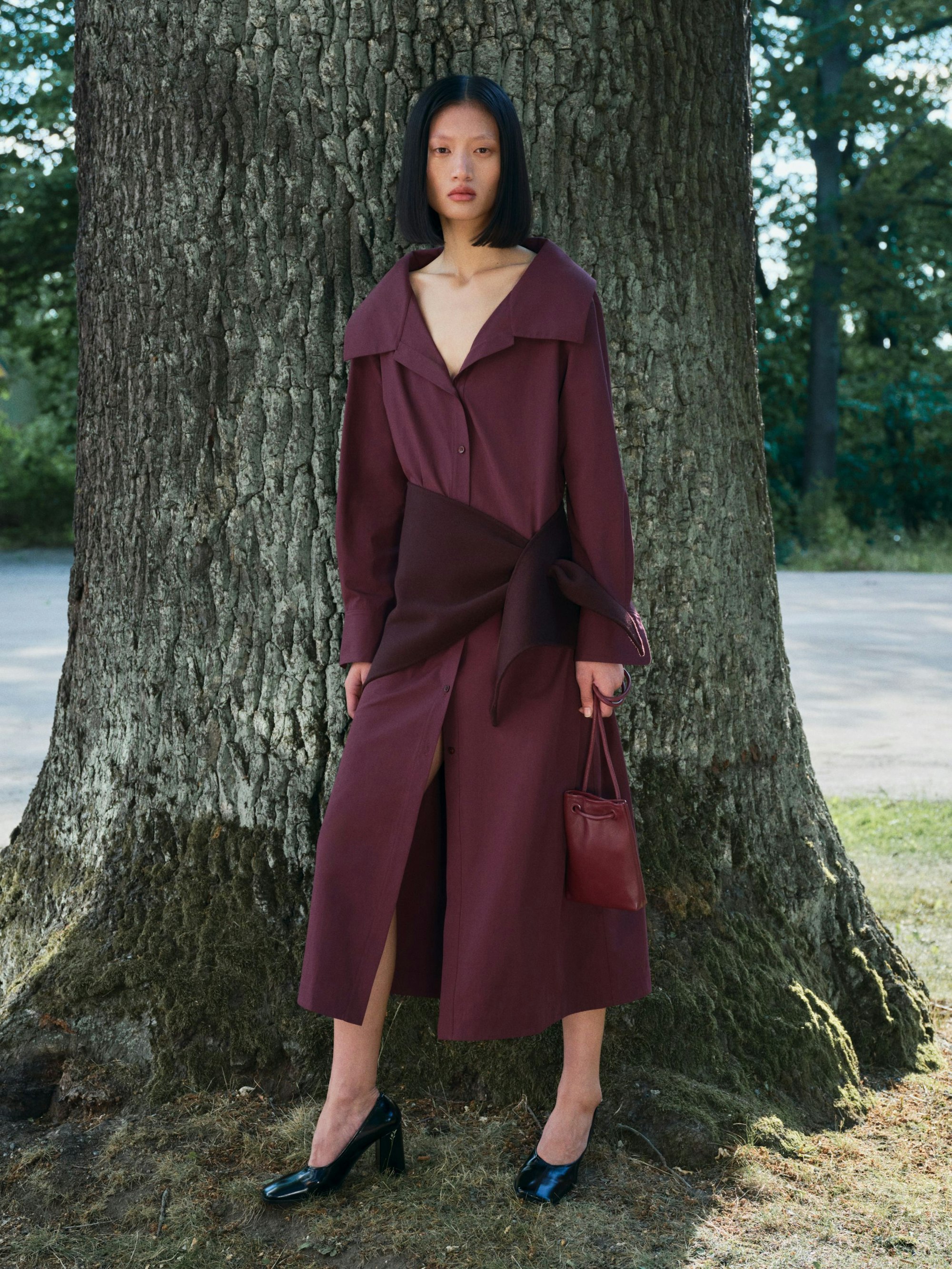 Der Trendton „Italian Plum“ wie bei dem Kleid von Arket zu sehen, ist ein dunkler, fast mystischer Farbton, der an die Schatten in einem dichten Wald oder die Dämmerung eines Spätsommerabends erinnert. Er ist reich und vollmundig, wie der Geschmack einer reifen Pflaume (Kleid mit weitem Kragen ca. 119 Euro, Dreieckstuch ca. 69 Euro, Tasche ca. 79 Euro, Pumps ca. 229 Euro).