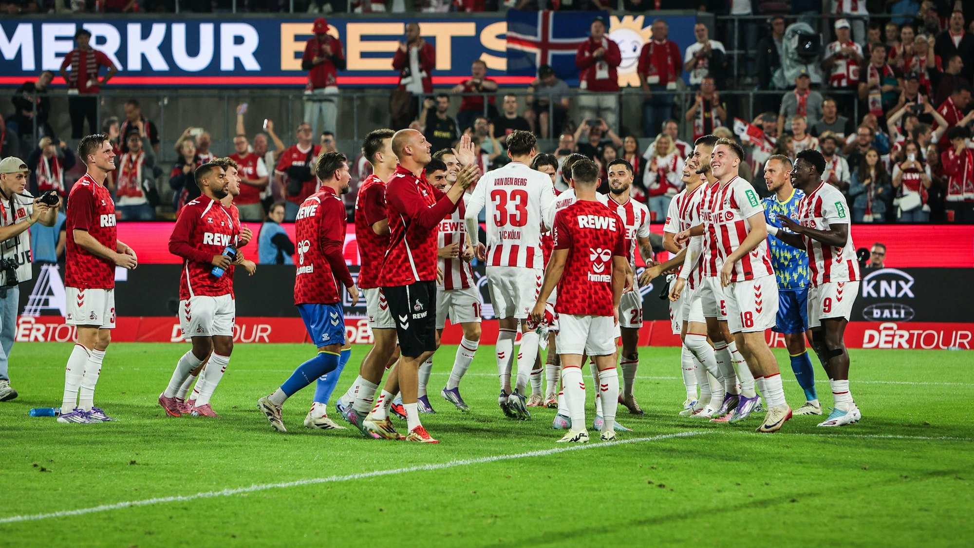 Die Spieler vom 1. FC Köln nach dem Spiel bei den Fans Köln RheinEnergieSTADION