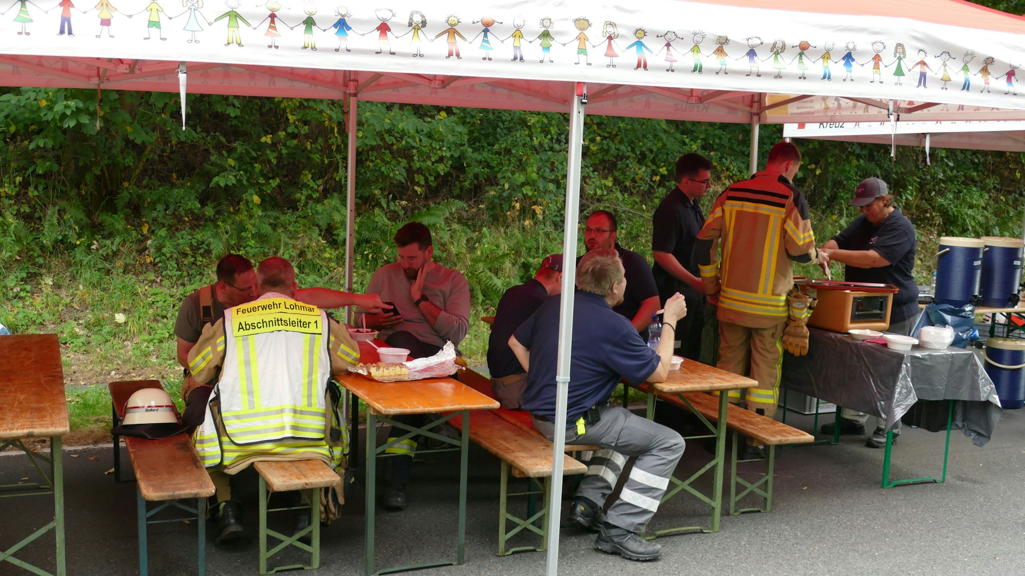 Das Deutsche Rote Kreuz baute auf der gesperrten Bonner Straße eine Verpflegungsstation auf.
