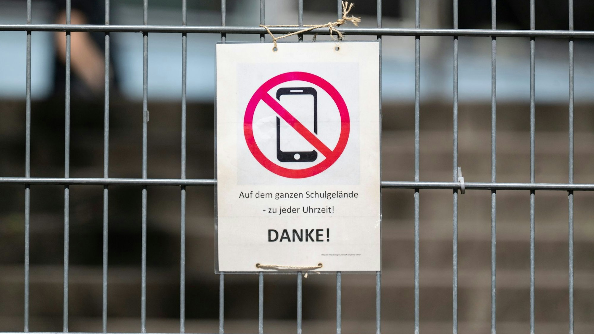Die Regeln sind unterschiedlich: Manche Schulen haben Handys komplett verbannt, andere sind weniger streng. Ob es flächendeckende Regeln gibt, entscheiden die Bundesländer selbst. (Symbolbild)