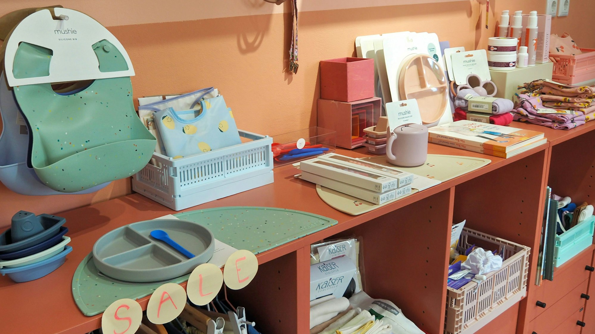 Von Lätzchen, Tellern und Babybesteck über, über Pflegeprodukte, Wickelzubehör, Zubehör für die Stillzeit, Babykleidung, Holzspielzeug Büchern bis zu Tragesystemen bietet die „Südkugel“ eine breite Palette an Produkten rund um die Babyzeit.