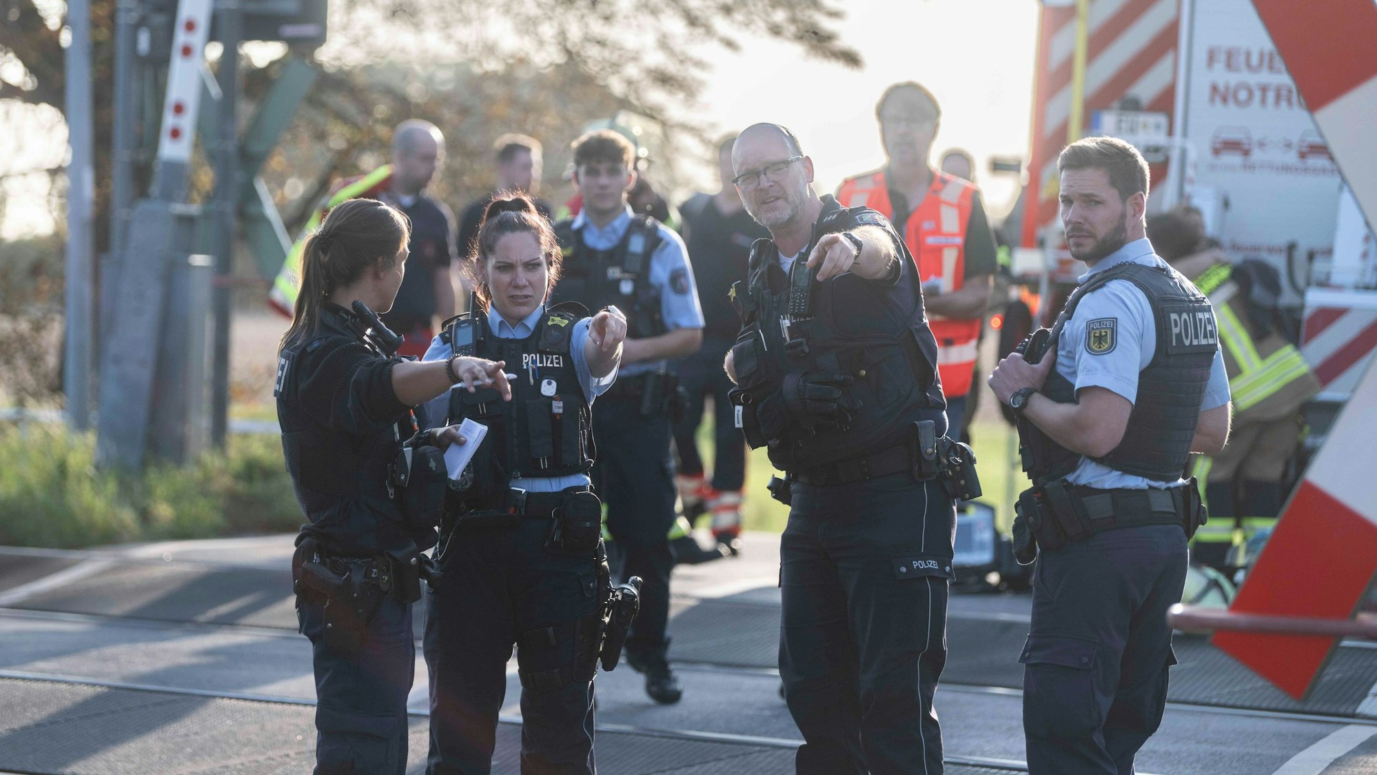 Das Bild zeigt Polizeibeamte und Einsatzkräfte an der Unfallstelle.