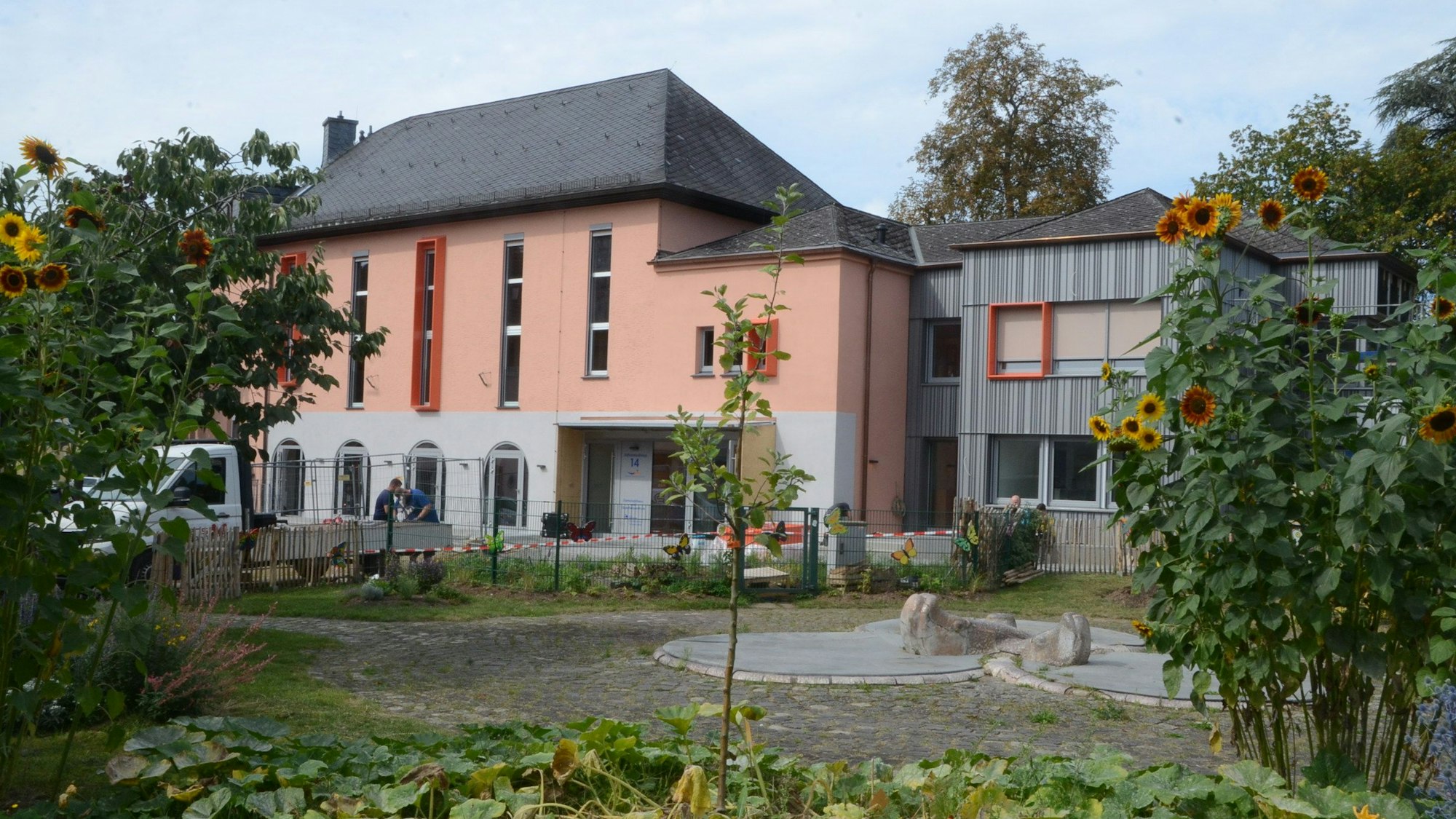 Blick ein großes Haus mit einem kleineren Anbau.