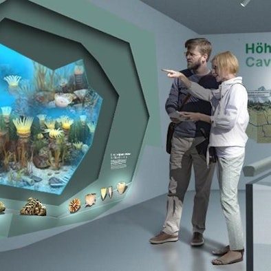 Entwürfe zum geplanten Höhlenerlebniszentrum Engelskirchen-Ründeroth des Planungsbüros Kunzberg. Die Visualisierungen zeigen Entwürfe zur Gestaltungs- und zum Farbkonzept des geplanten Ausstellungsorts.