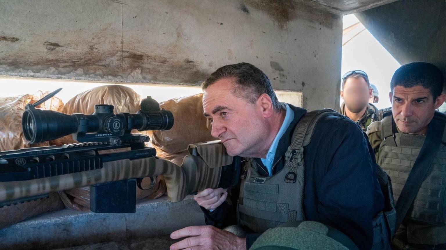 Israels Verteidigungsminister Israel Katz (l) bei einem Truppenbesuch im Südlibanon.