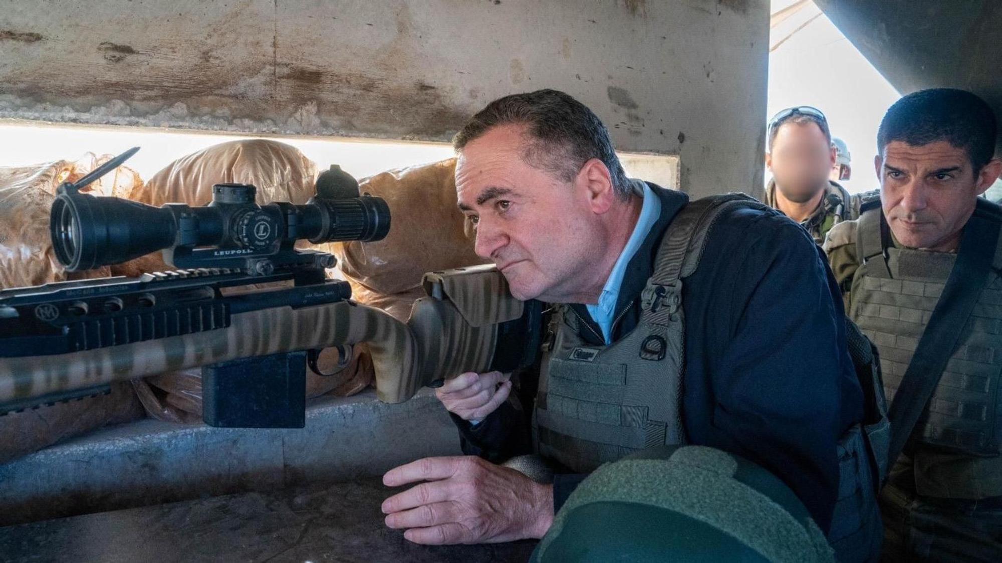 Israels Verteidigungsminister Israel Katz (l) bei einem Truppenbesuch im Südlibanon.