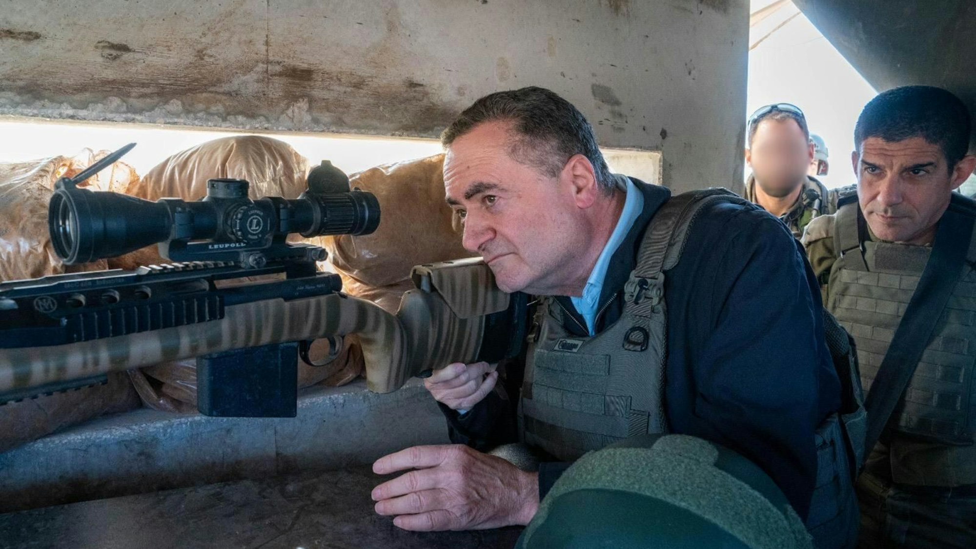 Israels Verteidigungsminister Israel Katz (l) bei einem Truppenbesuch im Südlibanon.