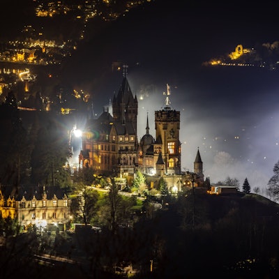 Die Drachenburg im Siebengebirge ist beliebter Drehort für Filme und Fernsehshows. Hier Aufnahmen für die Staffel „Babylon Berlin“.