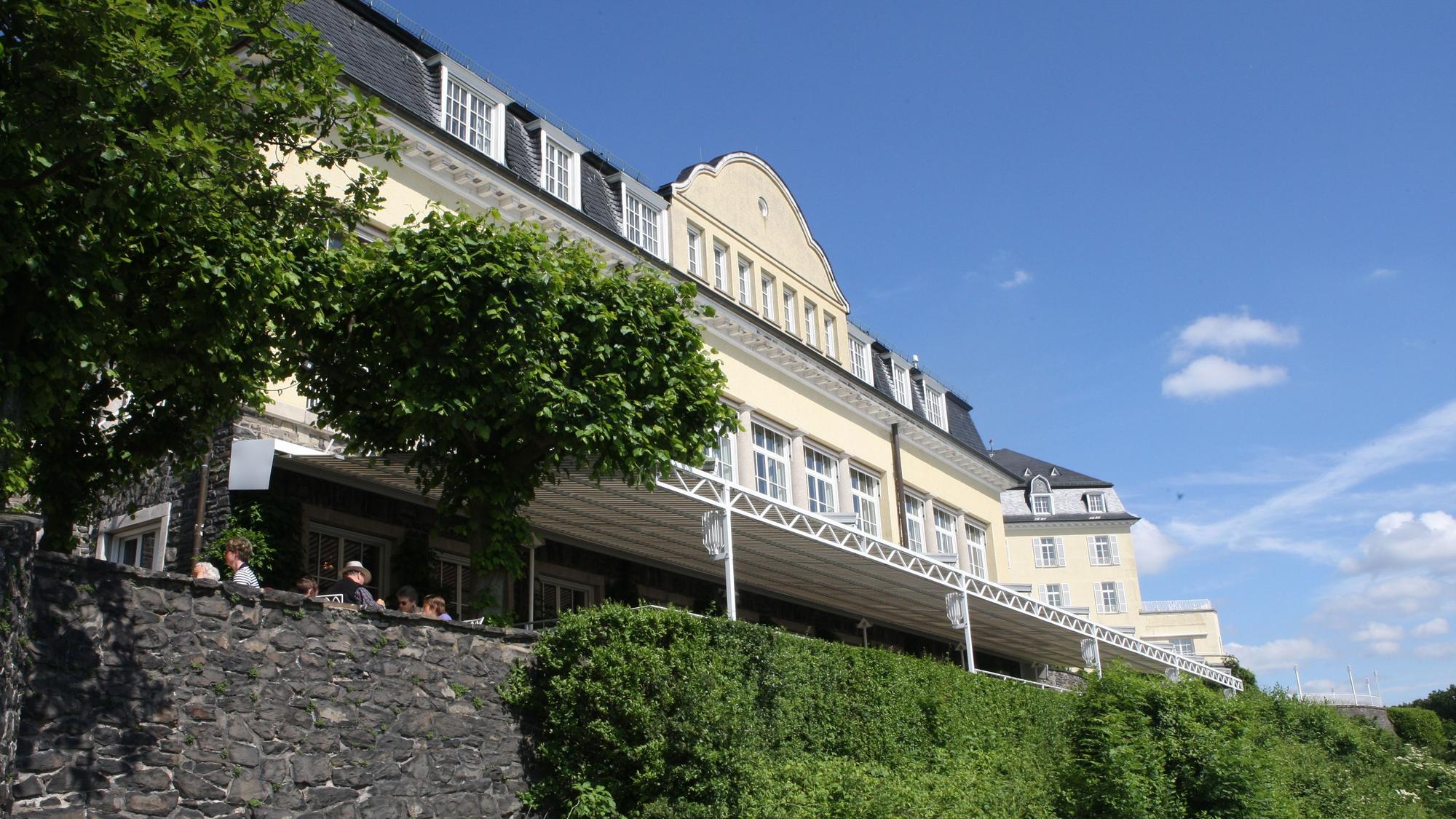 Vor blauem Himmel ist das Hotel auf dem Petersberg zu sehen.