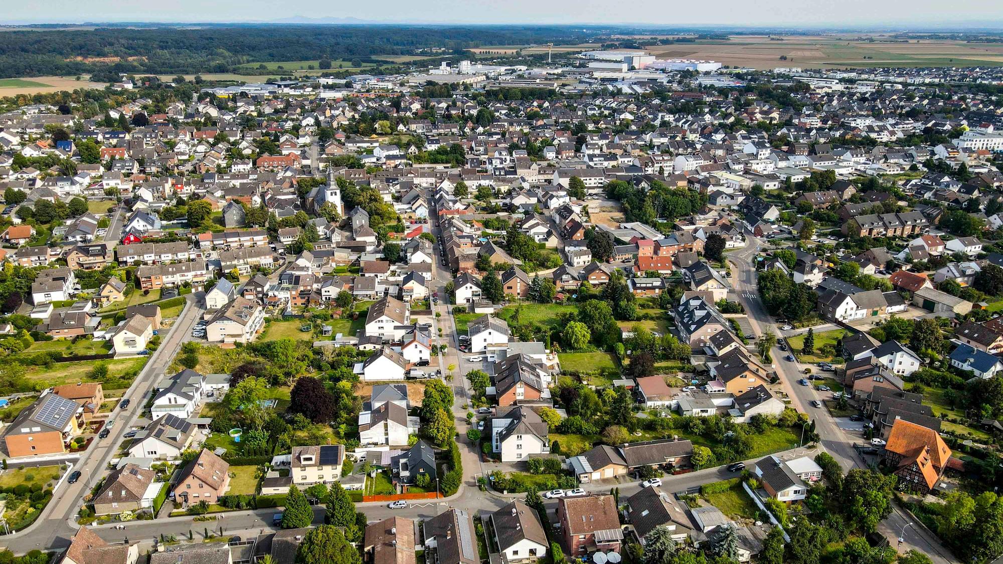 Weilerswist von oben mit der Drohne fotogarfiert. Das dm-Verteilzentrum ist am Horizont zu erkennen.