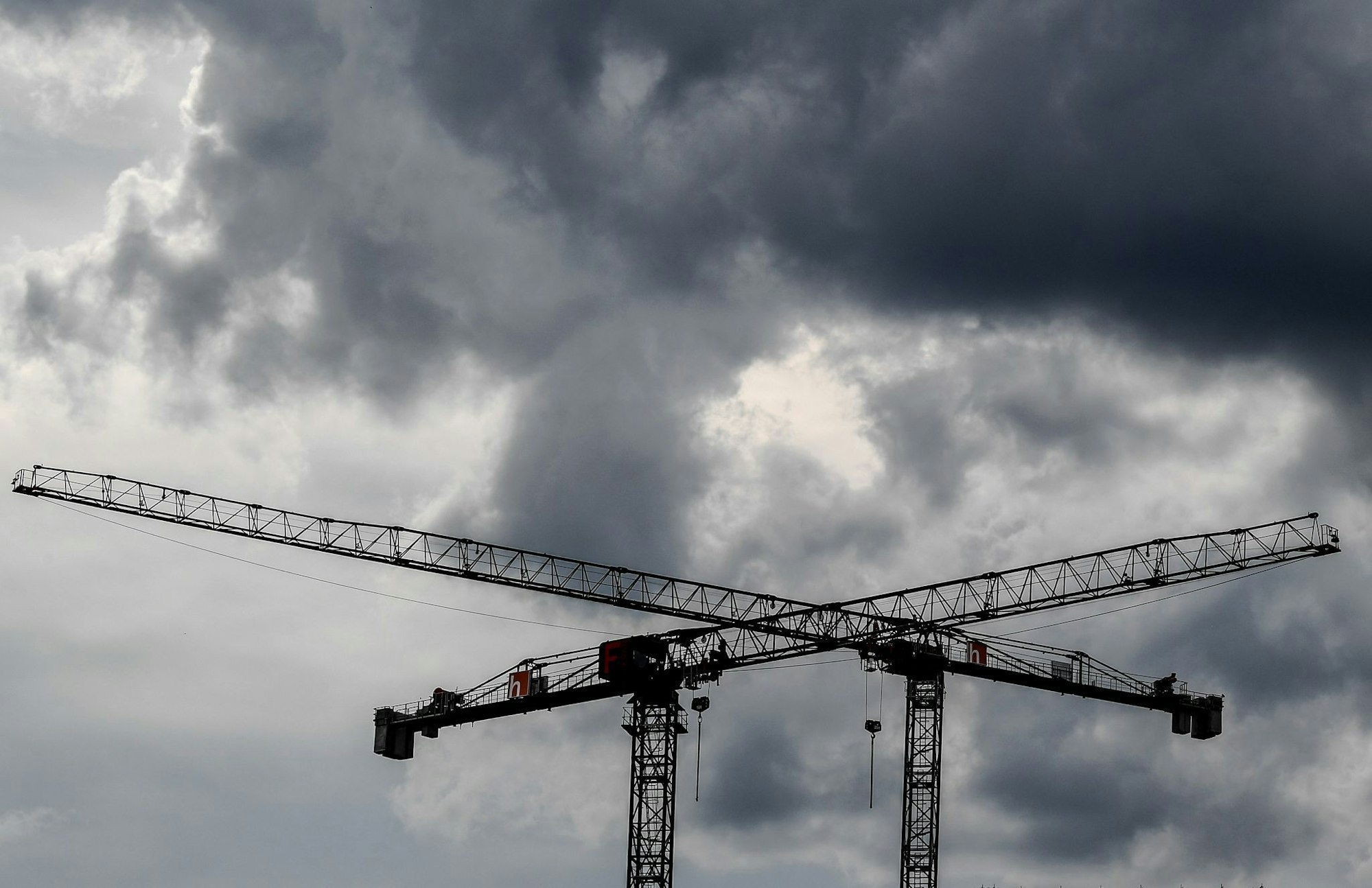 Die deutsche Wirtschaft wird nach Ifo-Einschätzung in diesem und nächsten Jahr schwächer wachsen als erwartet. (Symbolbild)