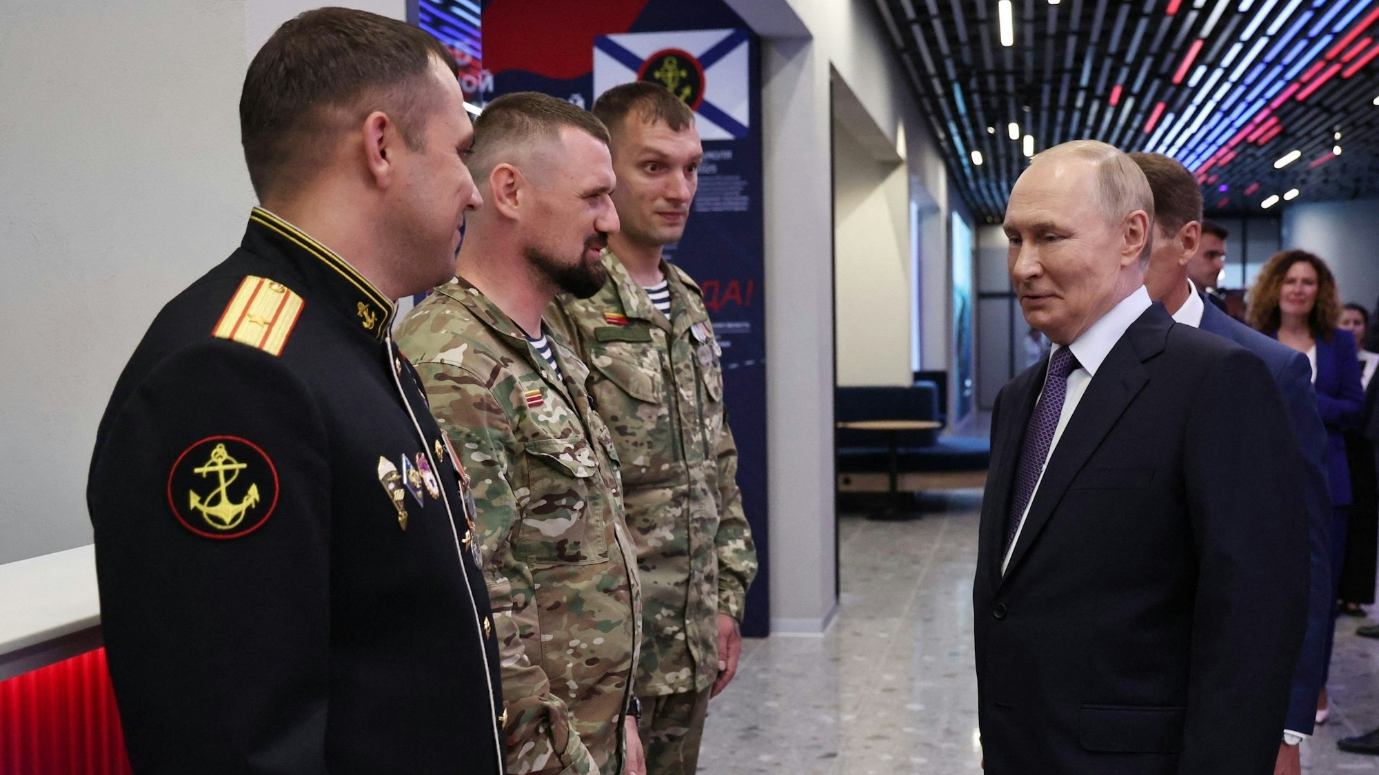 Kremlchef Wladimir Putin am 4. September bei einem Besuch in Kursk. Der russische Präsident hat seinem ukrainischen Gegenüber ein vergiftetes Angebot gemacht.