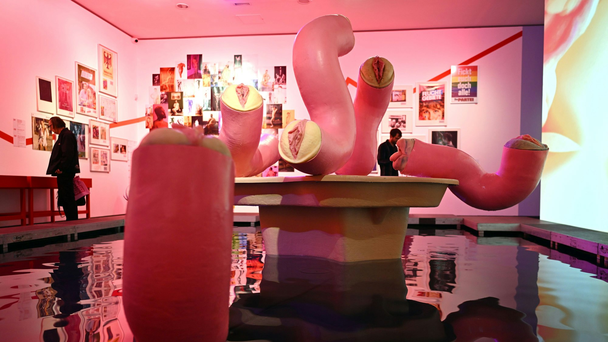 Nordrhein-Westfalen, Düsseldorf: Besucher betrachten das Kunstwerk „Fleischiger Brunnen“ des Künstlers Peches aus dem Jahr 2019.