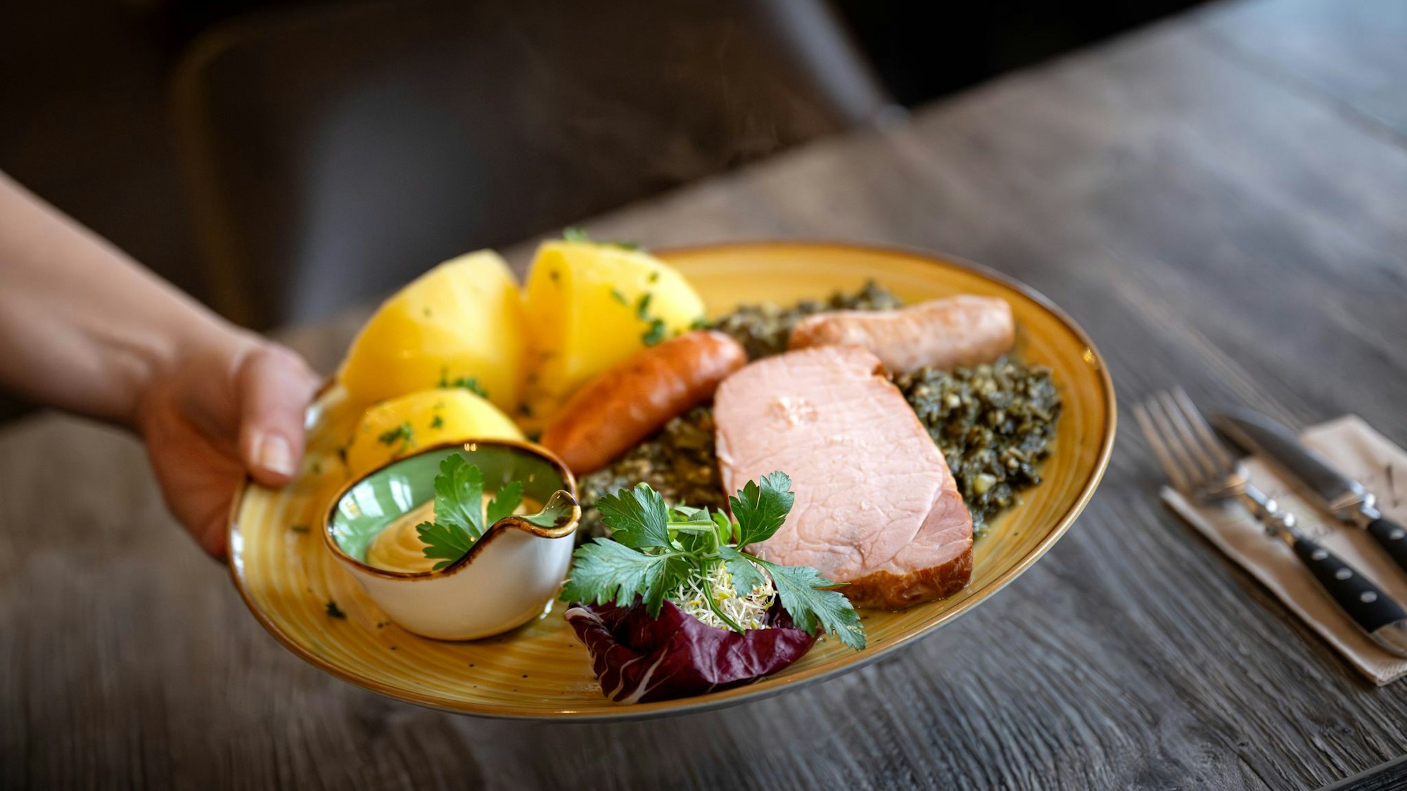 Ob die Gastronomen Steuererleichterungen weitergeben, ist fraglich. (Archivbild)