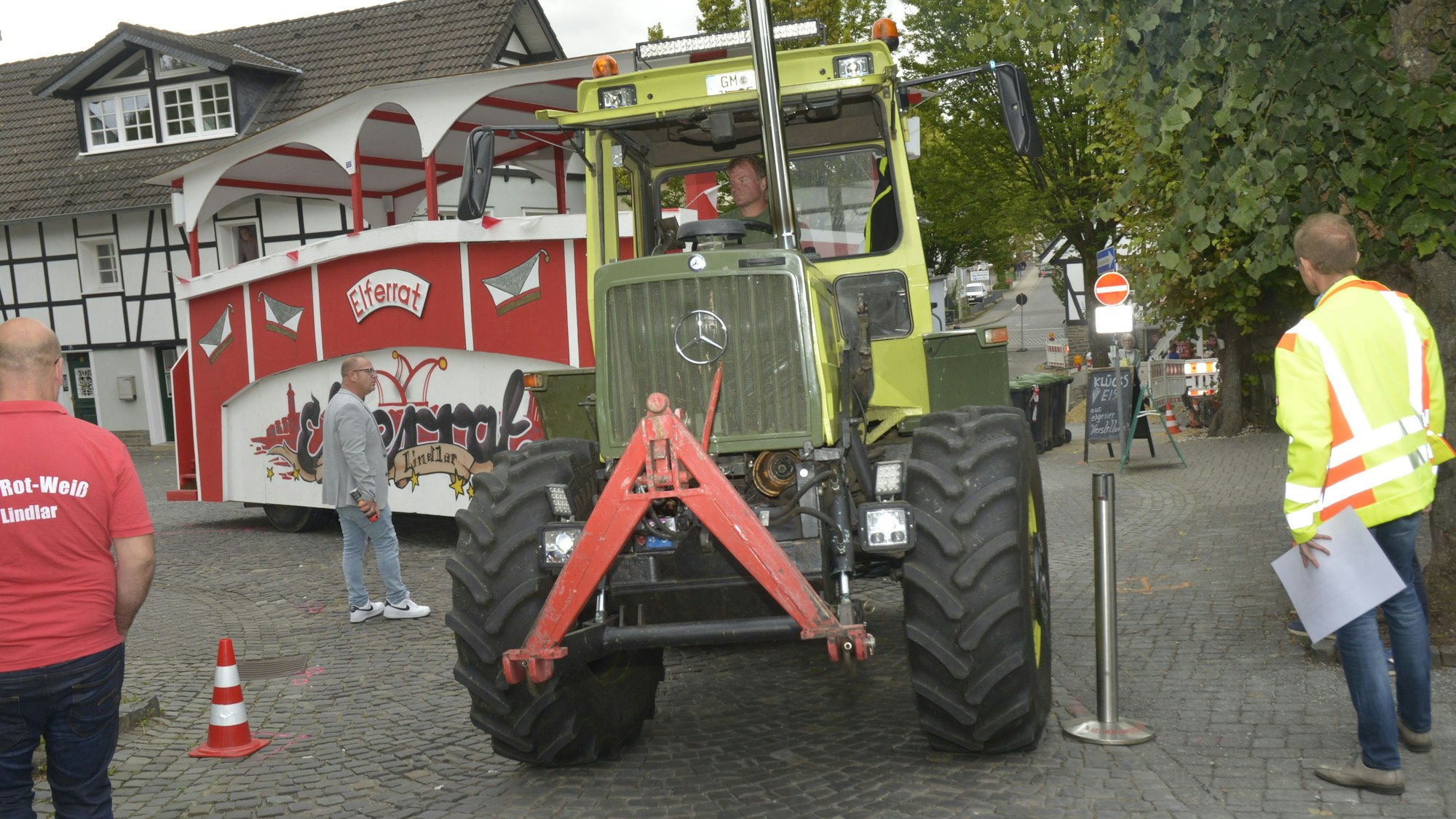 Die Markierung der geplanten Änderungen zeigte, dass es für die Karnevalswagen zu eng würde.
