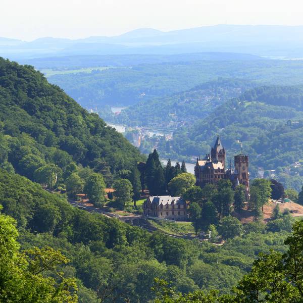 Auf dem Drachenfels ist die Ruine, am Hang des Berges das Schloss Drachenburg zu sehen.