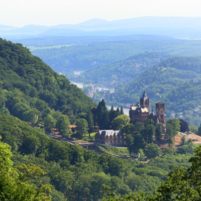 Auf dem Drachenfels ist die Ruine, am Hang des Berges das Schloss Drachenburg zu sehen.