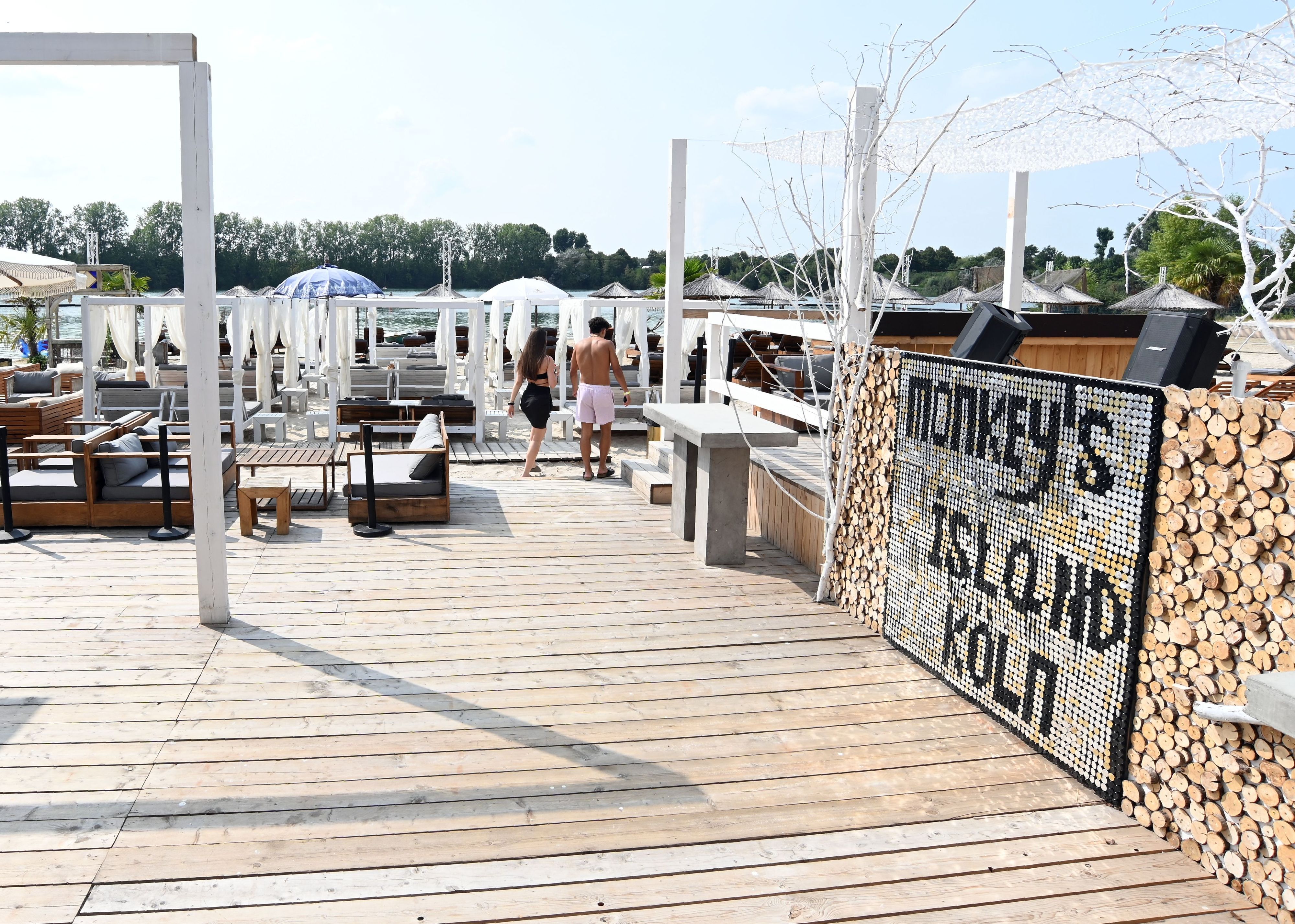 Bar und Liegemöglichkeiten „Monkey's Island“