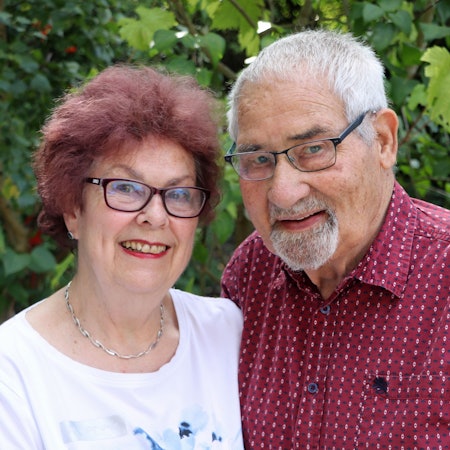 Das Foto zeigt das Jubelpaar in seinem Garten.