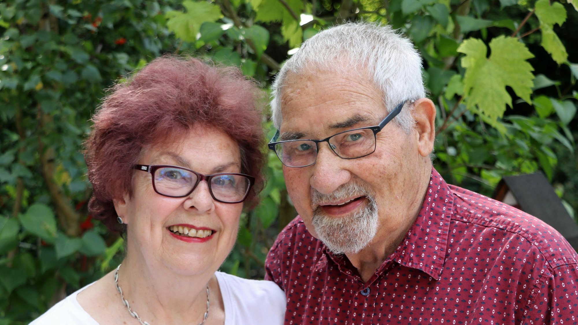 Das Foto zeigt das Jubelpaar in seinem Garten.