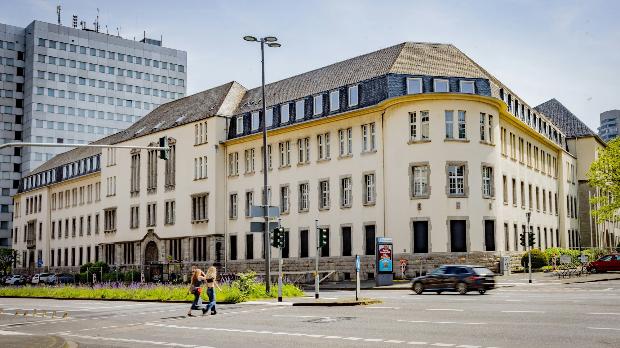 Die frühere Oberfinanzdirektion an der Riehler Straße steht seit Jahren leer.