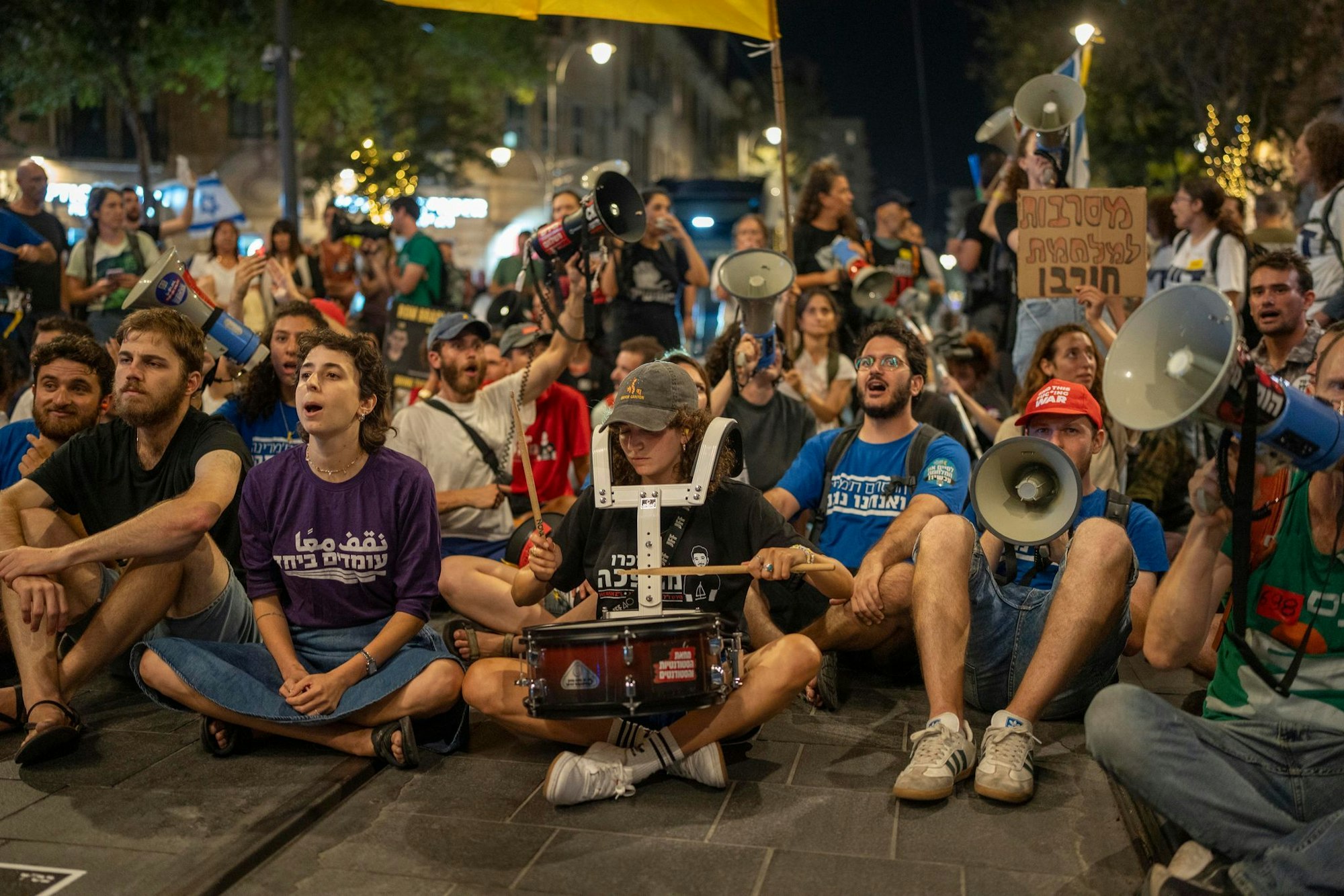 Erneut fordern Demonstranten in Israel von ihrer Regierung ein Abkommen zur Beendigung des Krieges.