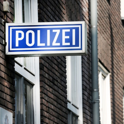 Ein Polizei-Schild hängt am Polizeipräsidium (Symbolfoto).