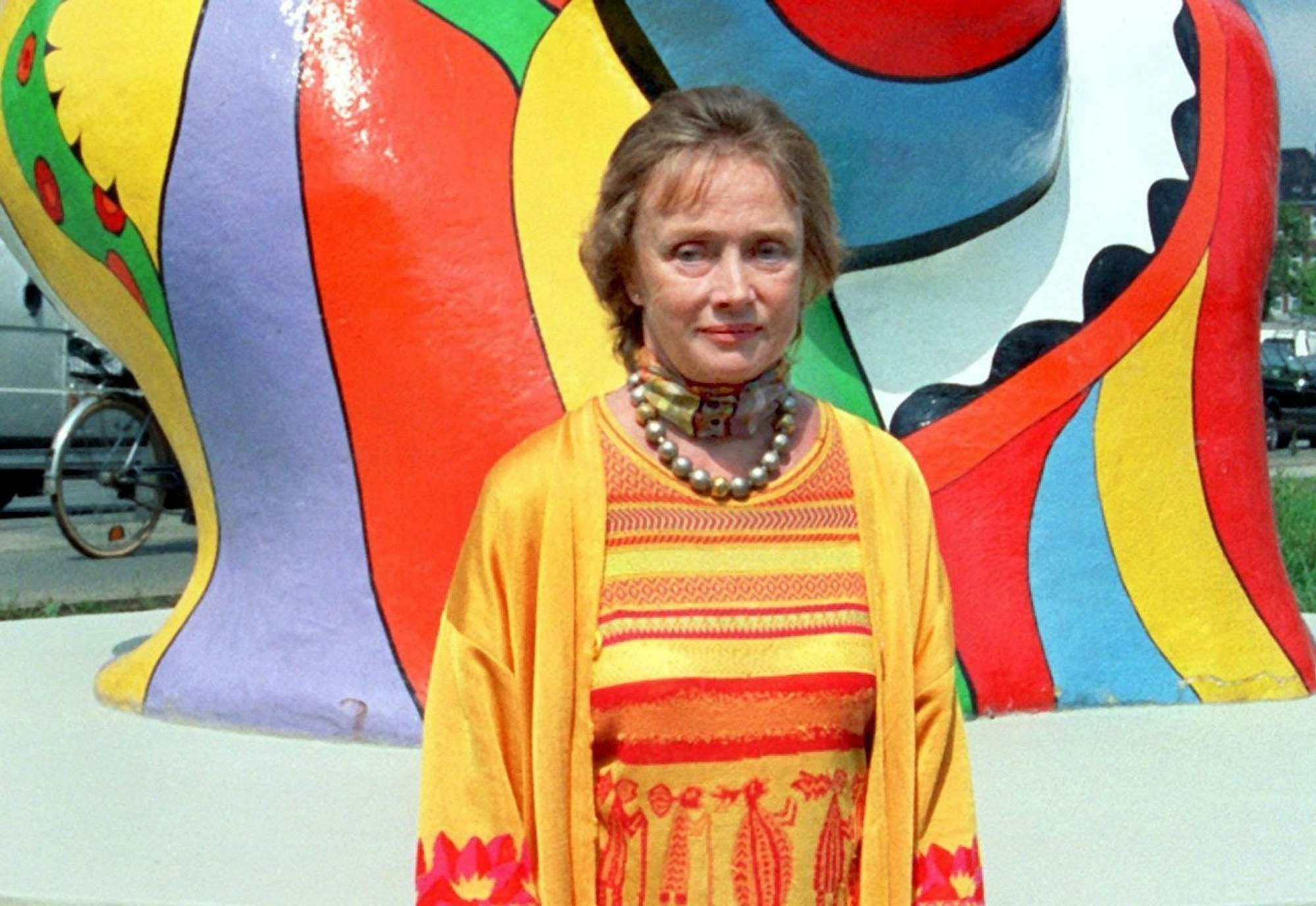 Die damals 67 Jahre alte Künstlerin Niki de Saint Phalle steht in Hannover vor ihren als «Nanas» geschaffenen Freiluftfiguren. (Foto vom 17.07.1998)