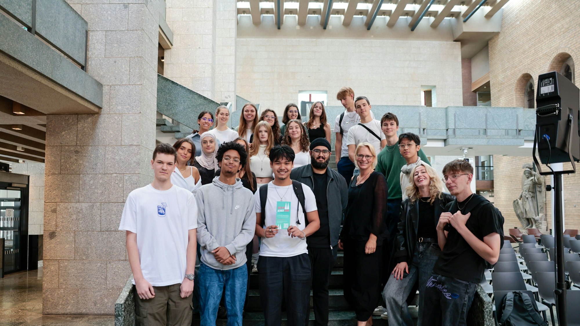 Eine Gruppe steht auf der Treppe der Piazzetta.