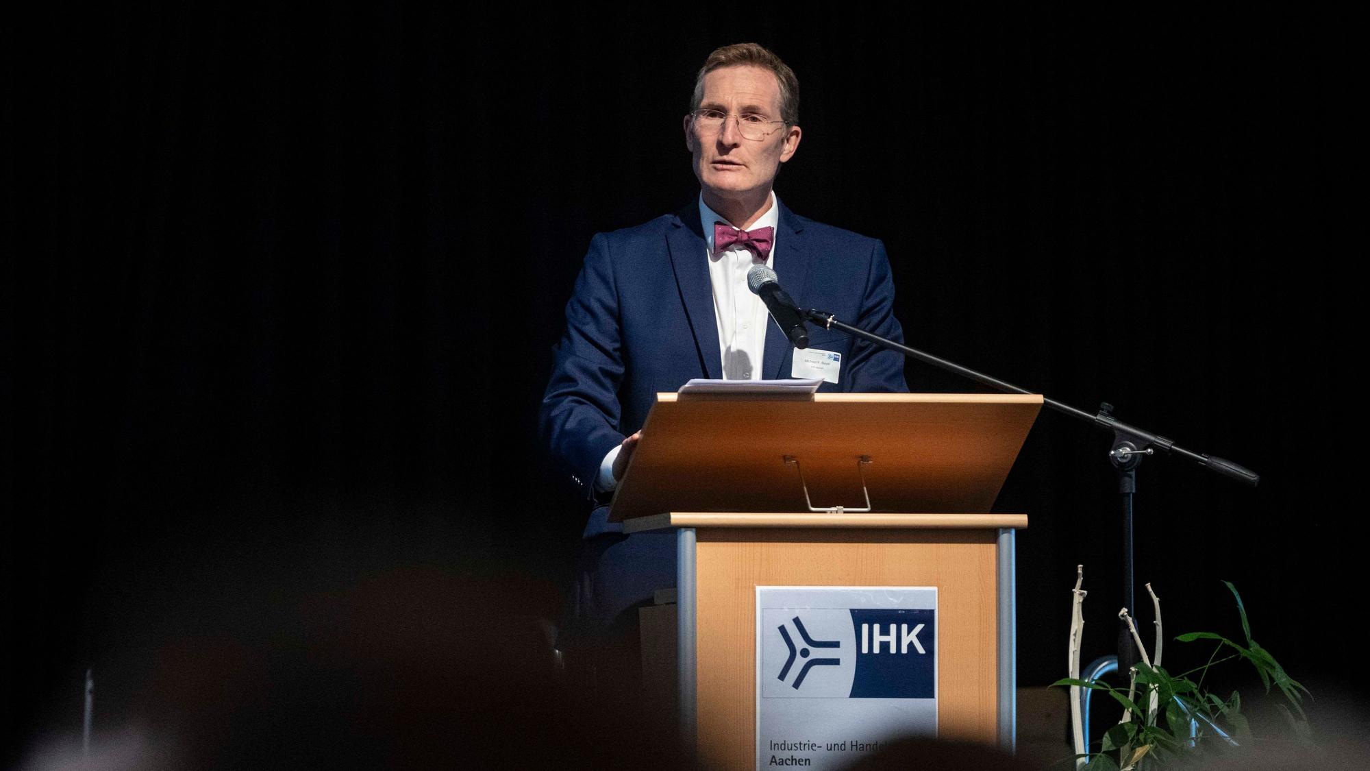 Das Bild zeigt IHK-Hauptgeschäftsführer Michael F. Bayer während seiner Rede hinter einem Rednerpult.