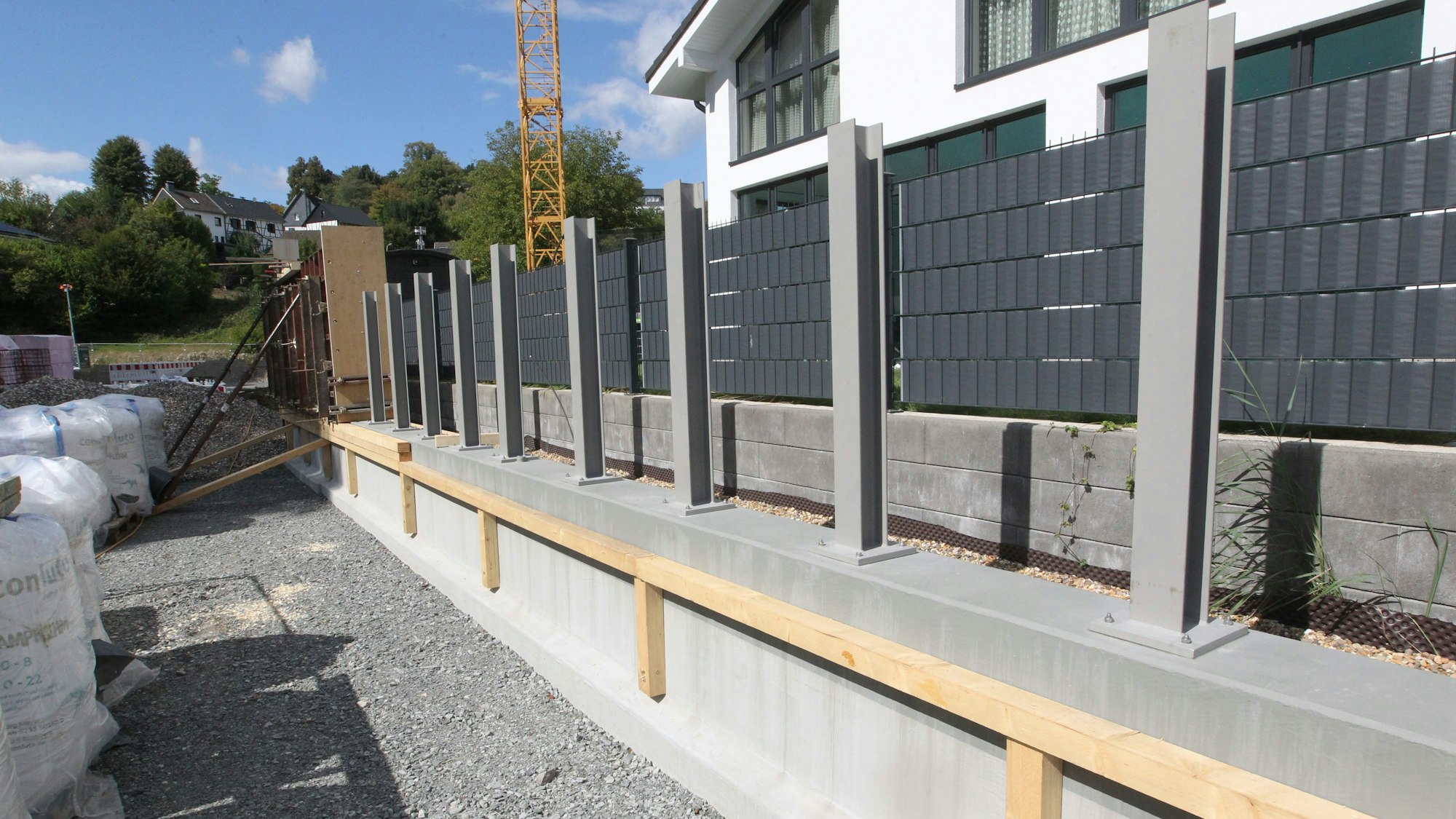 Hier entsteht die etwa 25 Meter lang und zwei Meter hohe Lehmmauer.