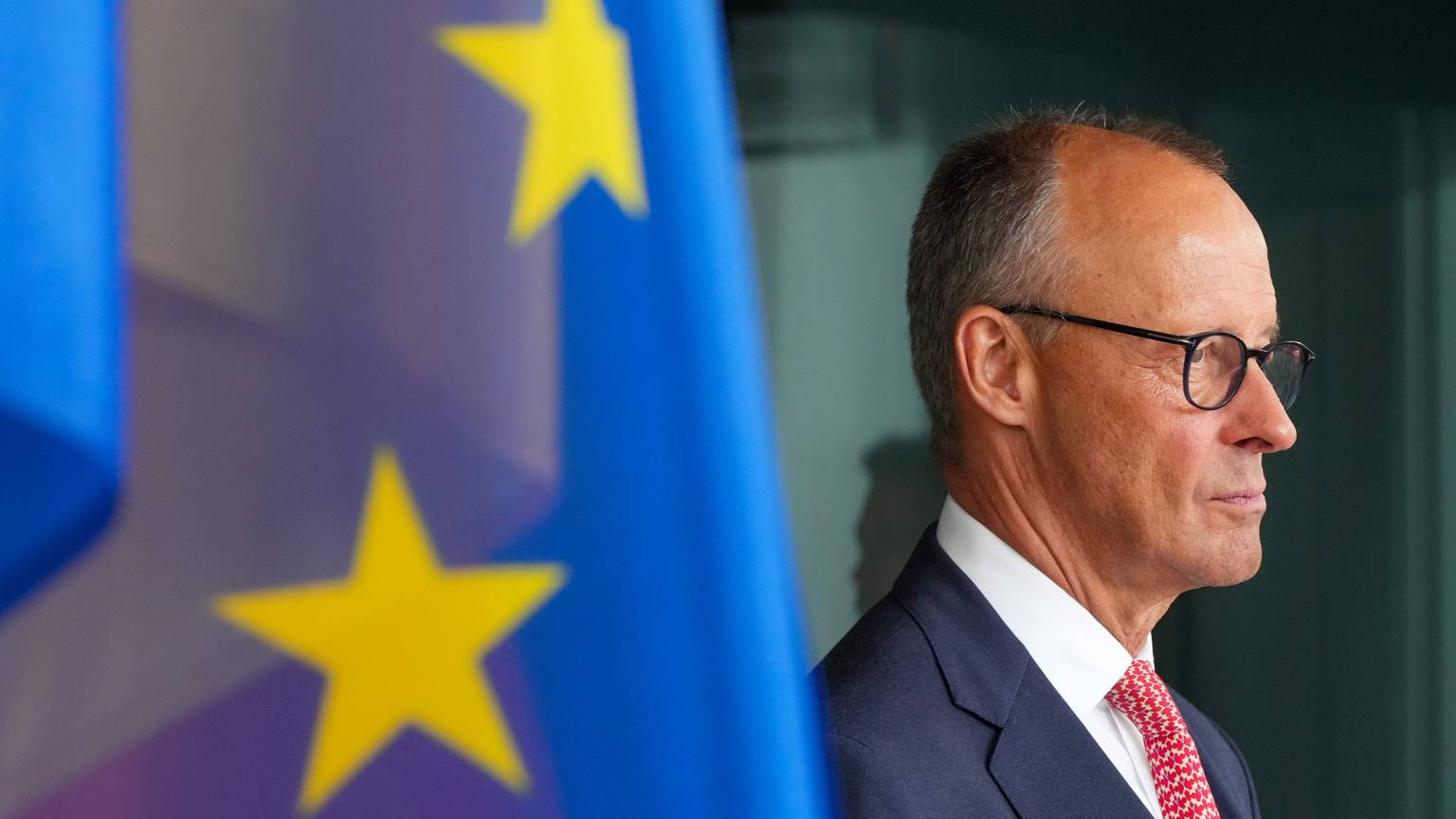 Bundeskanzler Friedrich Merz (CDU) wartet am Eingang zum Kanzleramt. (Archivbild)