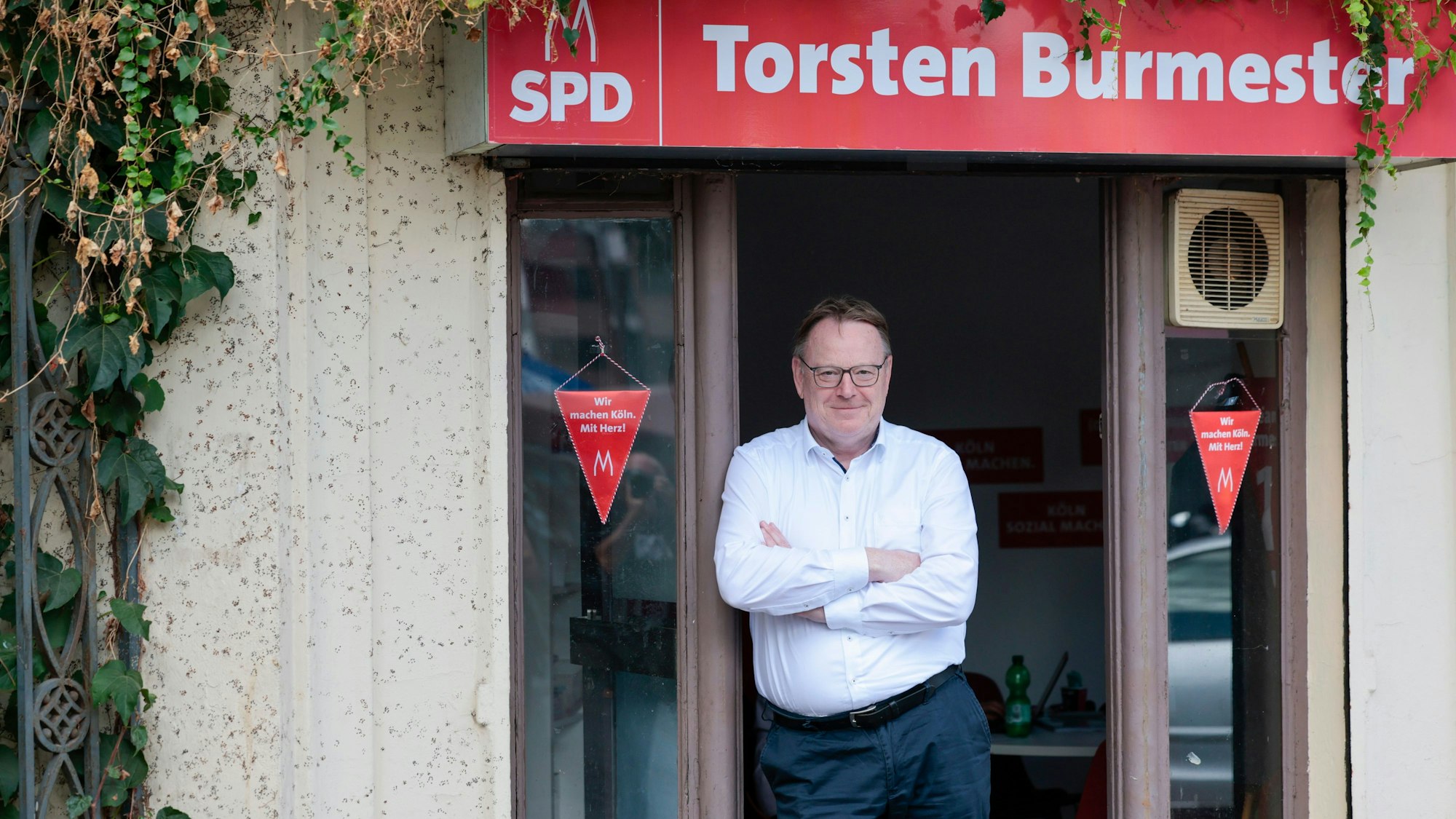 Torsten Burmester in der Tür seines Wahlkampfbüros auf der Kalker Hauptstraße.
