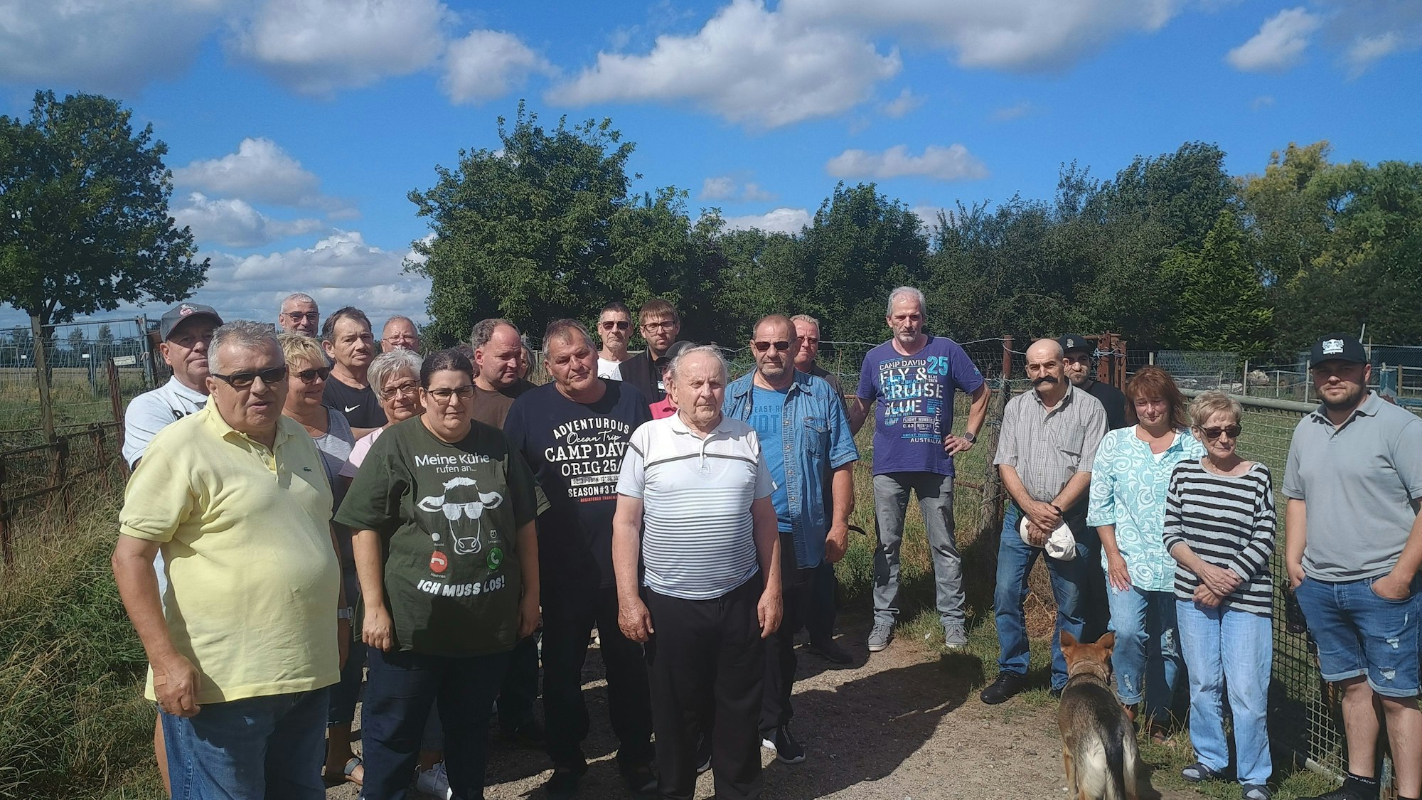Das Bild zeigt eine Gruppe von etwa 20 Leuten vor den gepachteten Gärten in Rheidt.