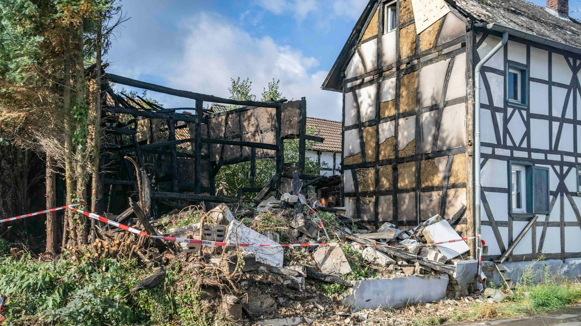 Das Bild zeigt die zerstörte Scheune. Die Polizei hat den Brandort beschlagnahmt.