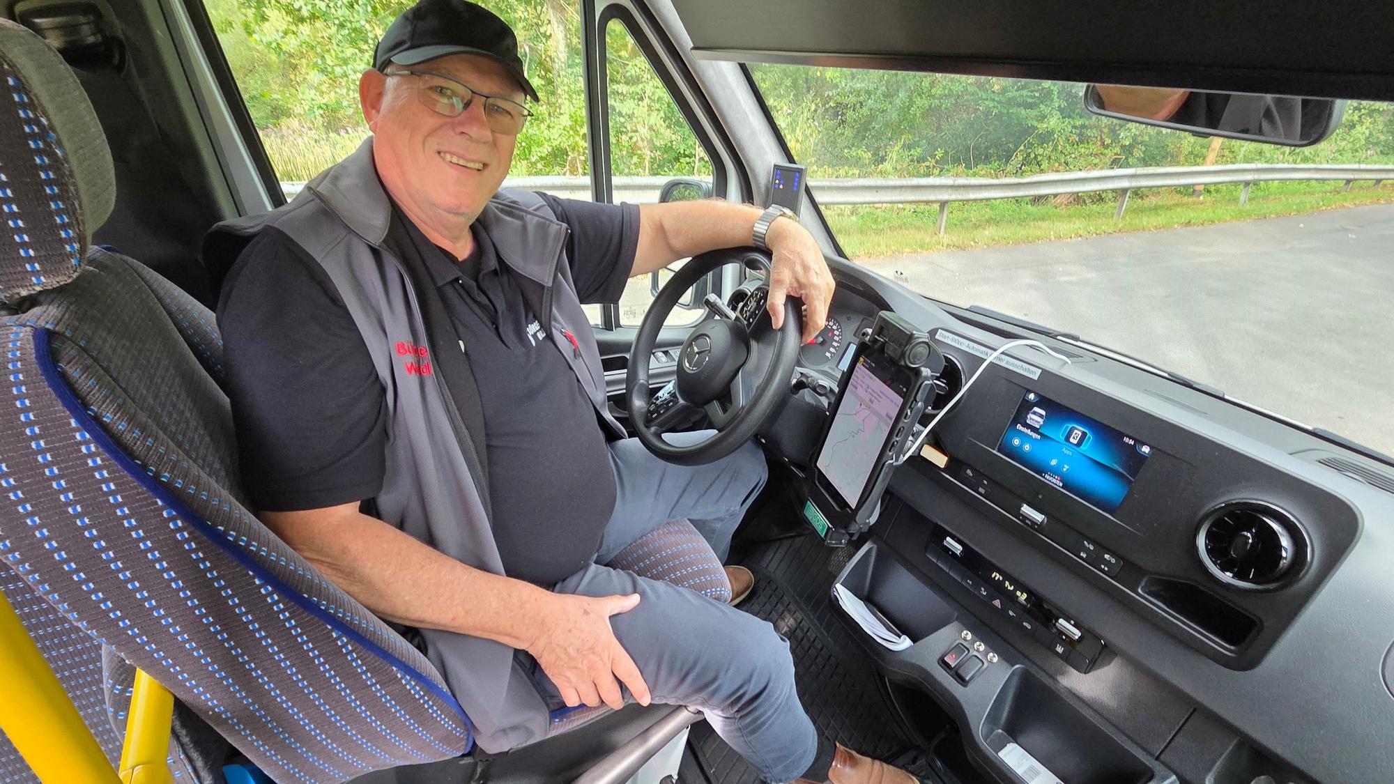 Henner Rippel sitzt von Beginn an am Lenkrad des Waldbröler Bürgerbusses. Das neue Bestellsystem gefällt dem ehrenamtlich tätigen Fahrer richtig gut.