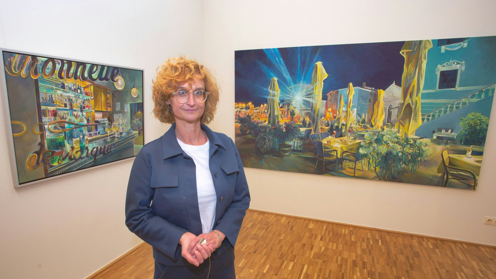 „Nah und fern“ ist Titel der Ausstellung mit naturalistischen Arbeiten von Dorothea Schüle im Nümbrechter „Haus der Kunst“. Unser Foto zeigt die Künstlerin vor zwei ihrer Gemälde.