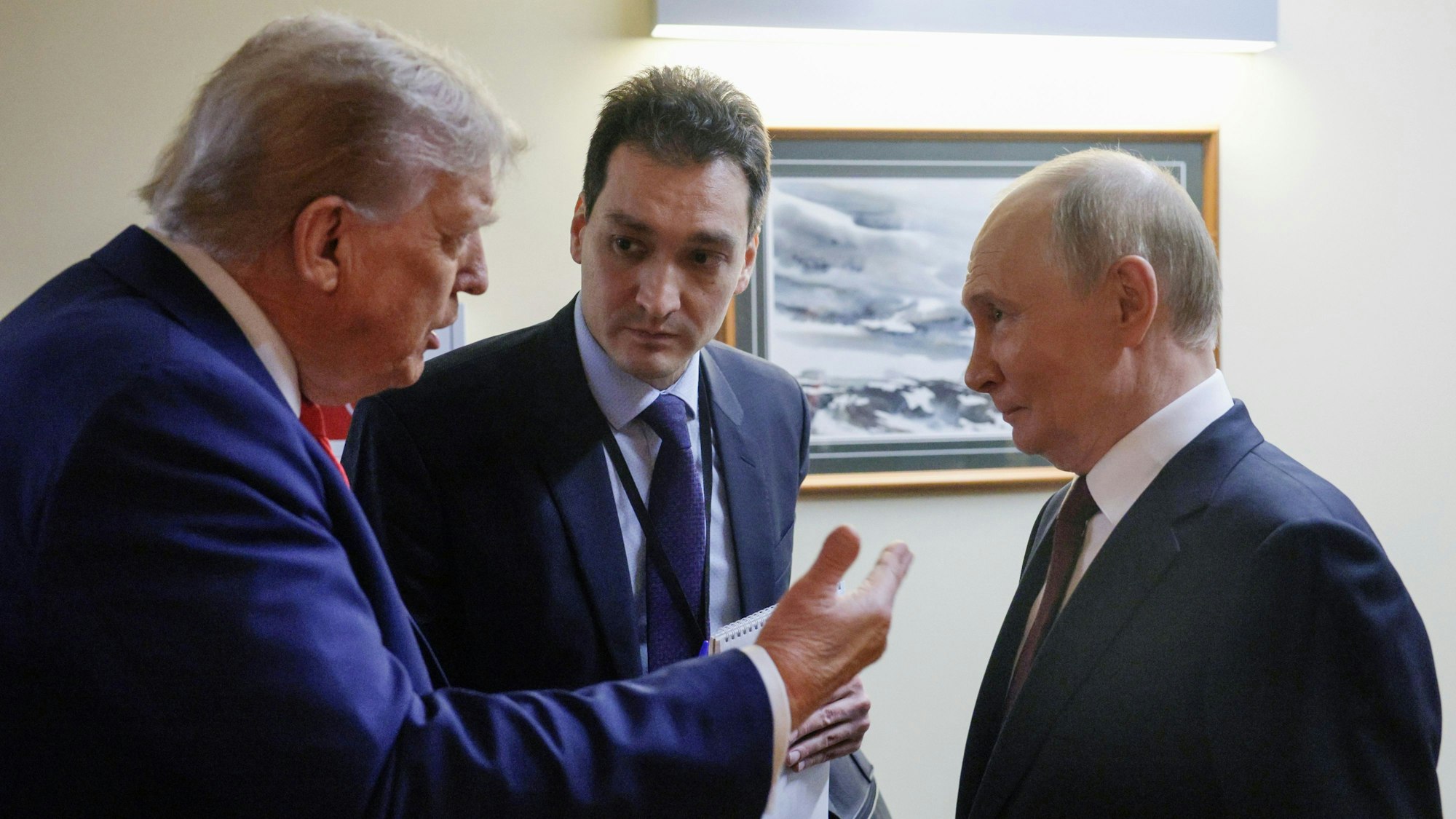 Donald Trump (l) spricht mit dem russischen Präsidenten Wladimir Putin (r) nach ihrer gemeinsamen Pressekonferenz auf der Joint Base Elmendorf-Richardson, Alaska. (Archivbild)