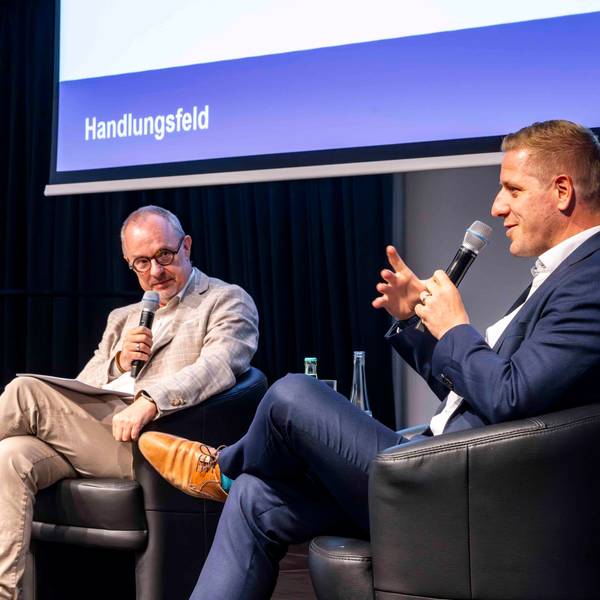 Das Bild zeigt einen Moment in der Podiumsdiskussion. Landrat Markus Ramers hat gerade das Mikrofon in der Hand.