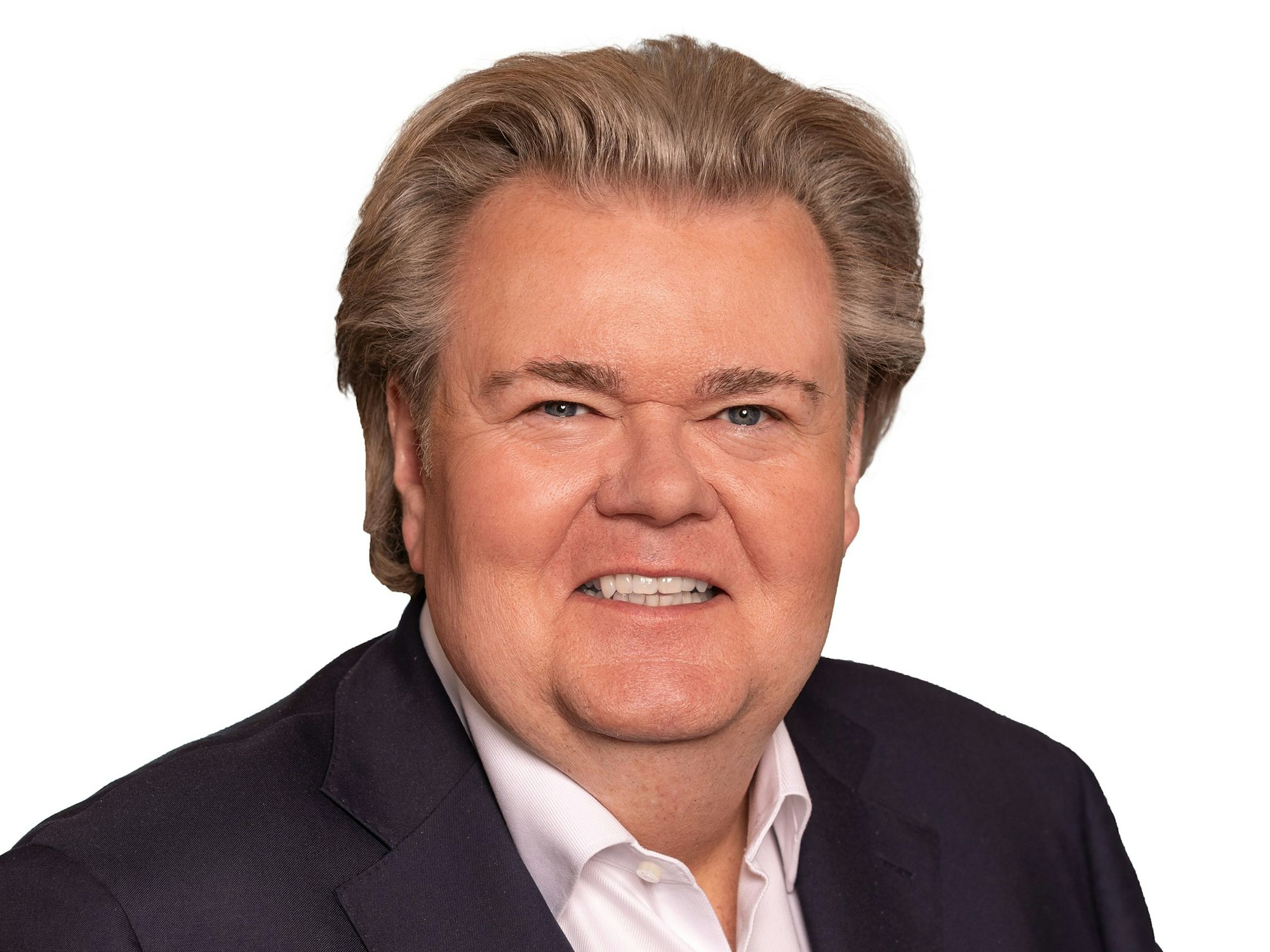Porträtfoto von Klaus Voussem vor weißem Hintergrund.