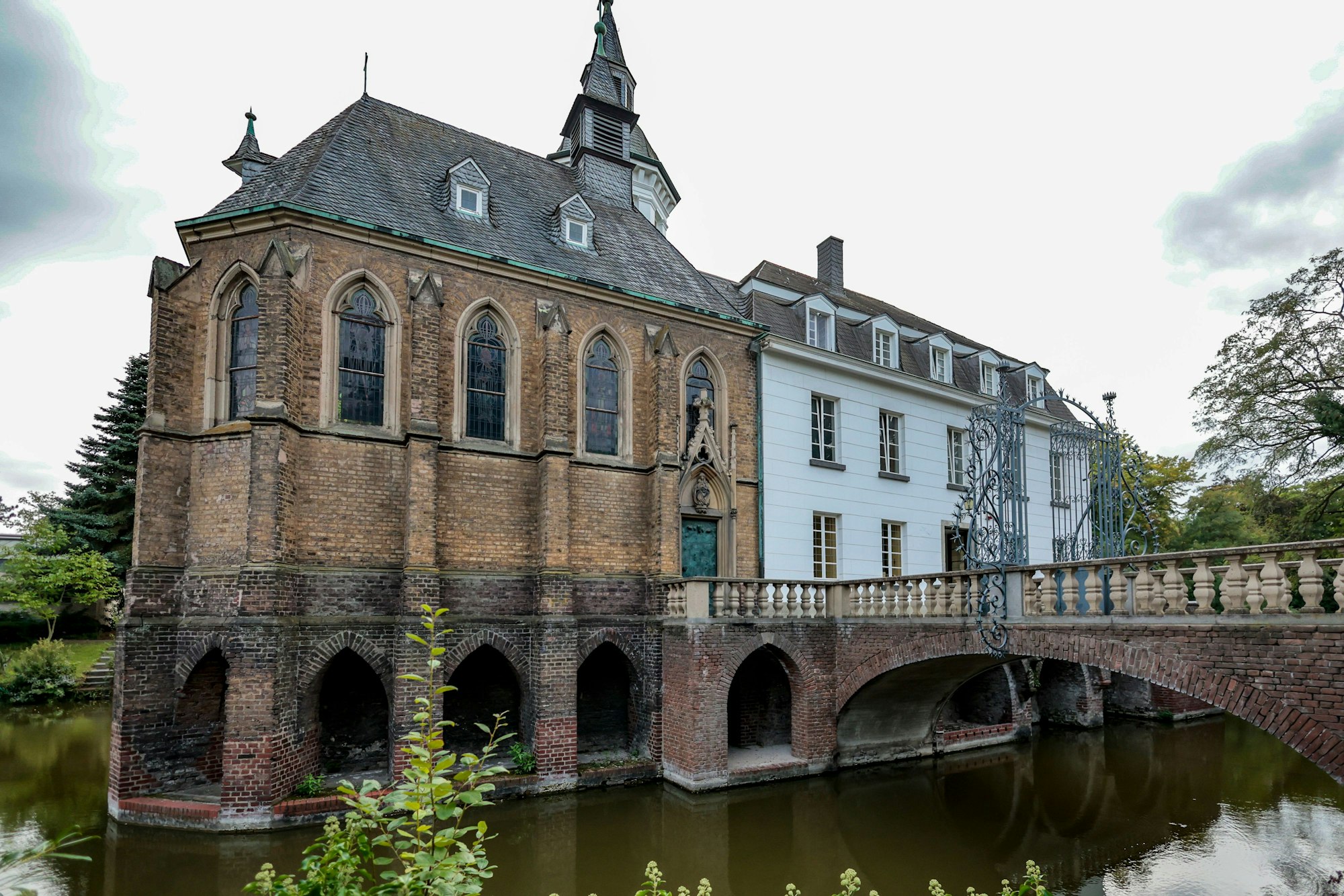 Das prunkvolle Gebäude in Köln-Sülz
