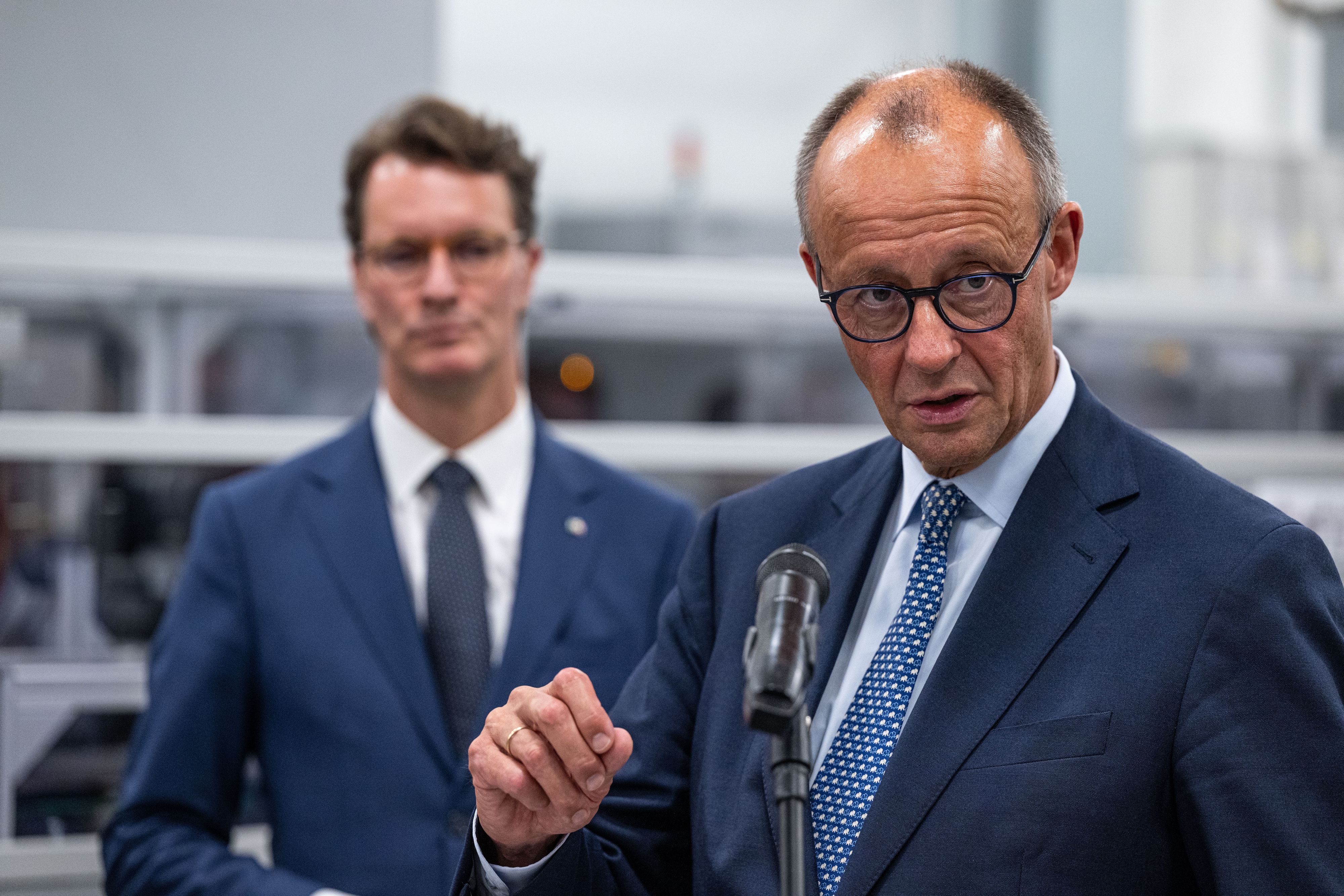 Hendrik Wüst (CDU), Ministerpräsident von Nordrhein-Westfalen, hört den Worten des Bundeskanzlers bei einem gemeinsamen Termin zu.