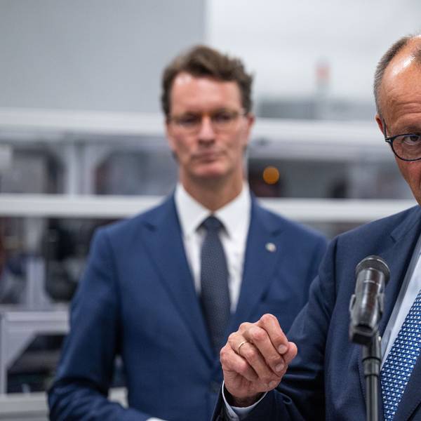 Bundeskanzler Friedrich Merz (CDU, r) zusammen mit Hendrik Wüst, Ministerpräsident von Nordrhein-Westfalen. (Archivbild)