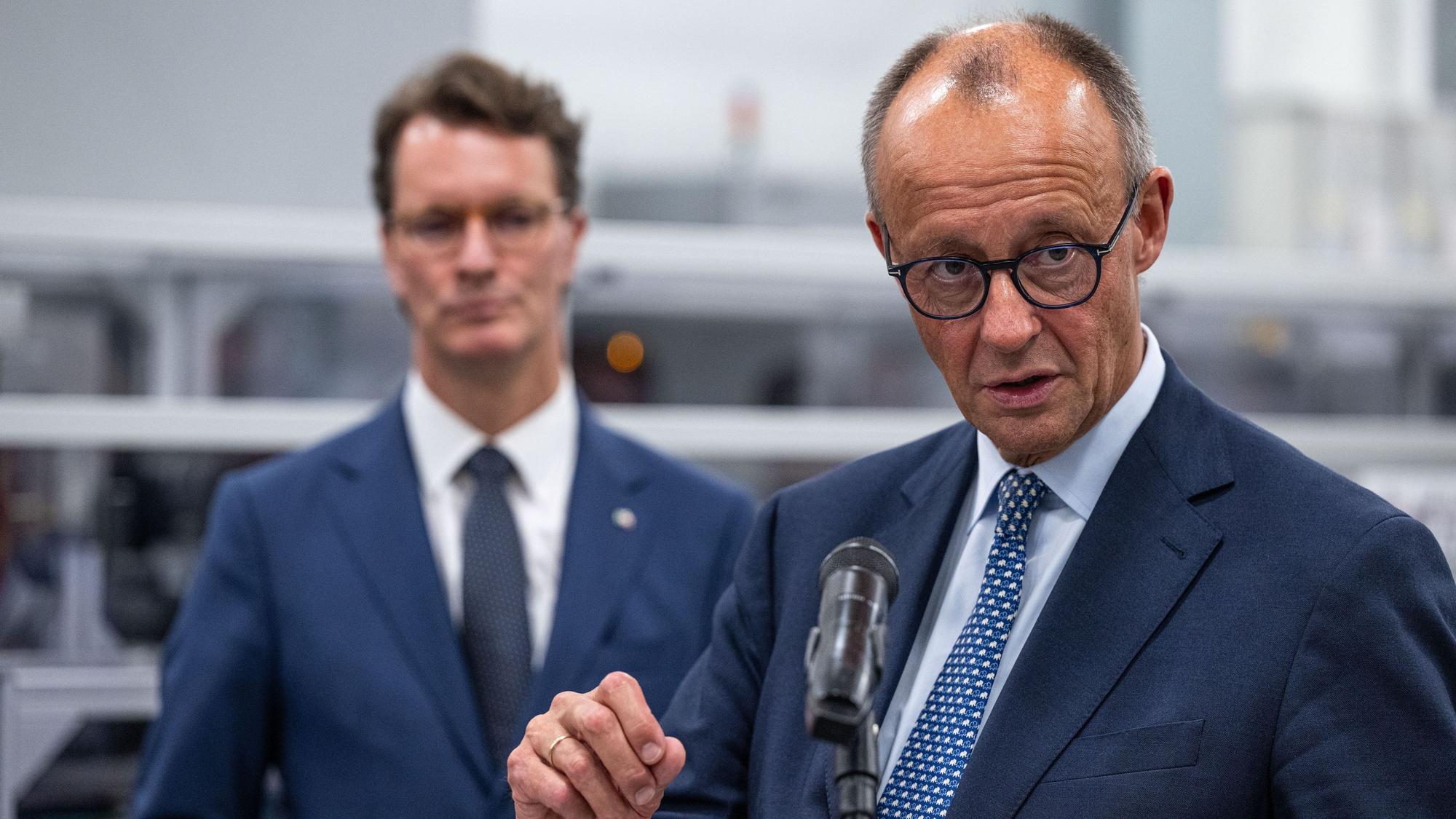 Bundeskanzler Friedrich Merz (CDU, r) zusammen mit Hendrik Wüst, Ministerpräsident von Nordrhein-Westfalen. (Archivbild)
