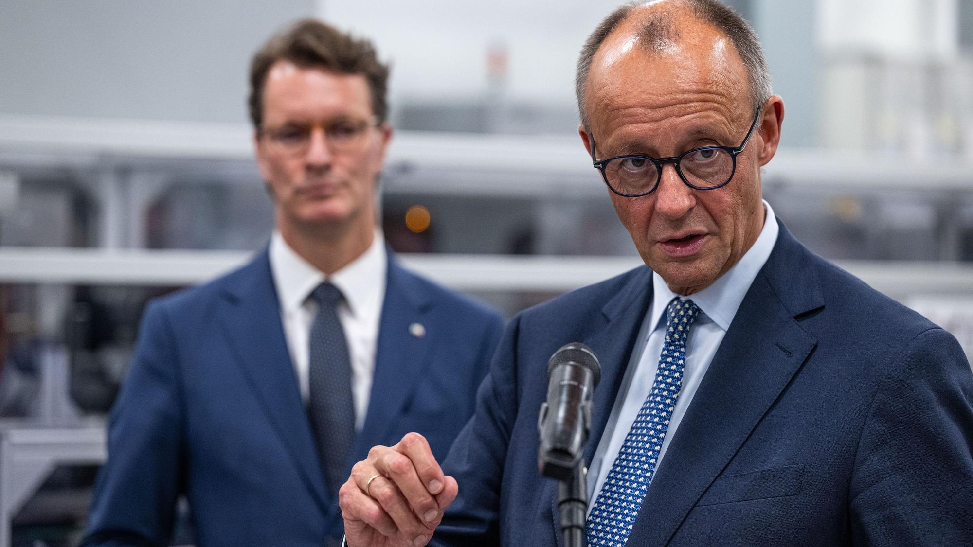 Hendrik Wüst (CDU), Ministerpräsident von Nordrhein-Westfalen, hört den Worten des Bundeskanzlers bei einem gemeinsamen Termin zu.