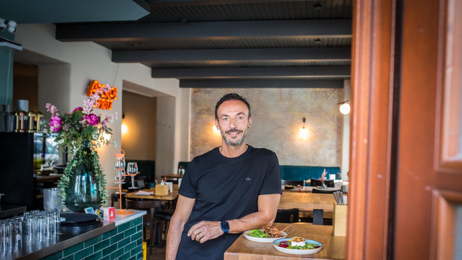 Cenk Menkü betreibt die „Genussbar“ in Neuehrenfeld.